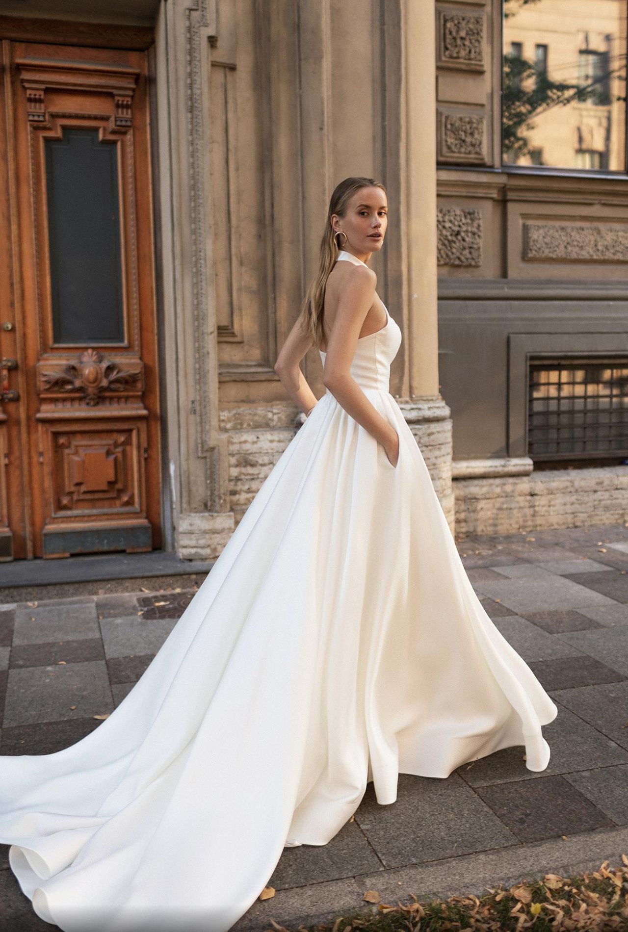 Атласное свадебное платье с воротником-стойка фото