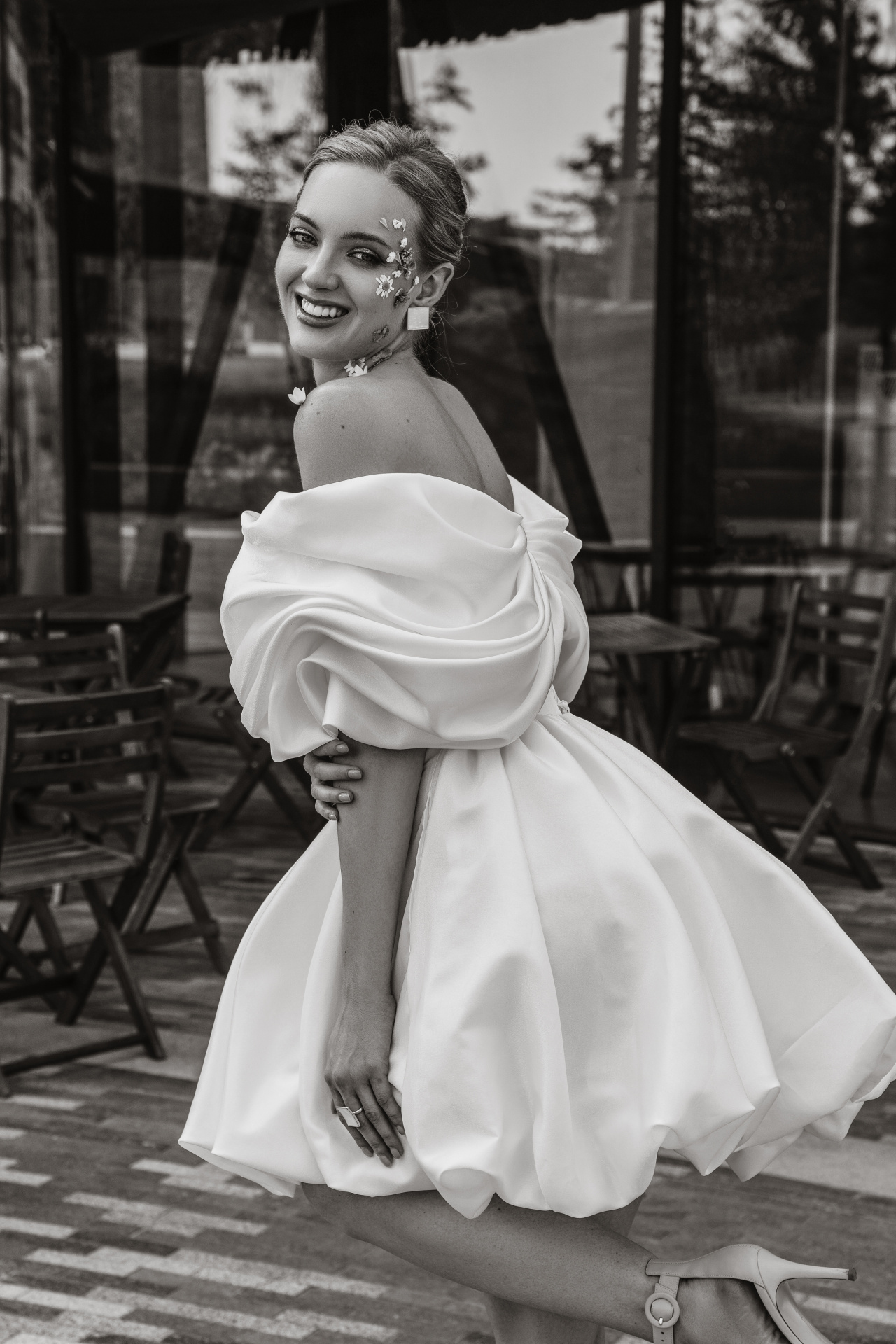 Свадебное платье мини силуэта баллон фото