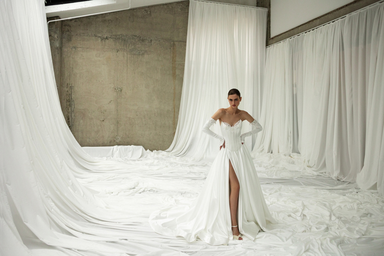 Роскошный свадебный комплект с корсетом и атласной юбкой фото