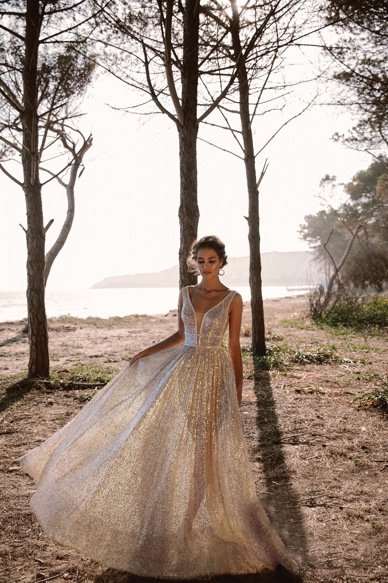 Блестящее золотое свадебное платье фото