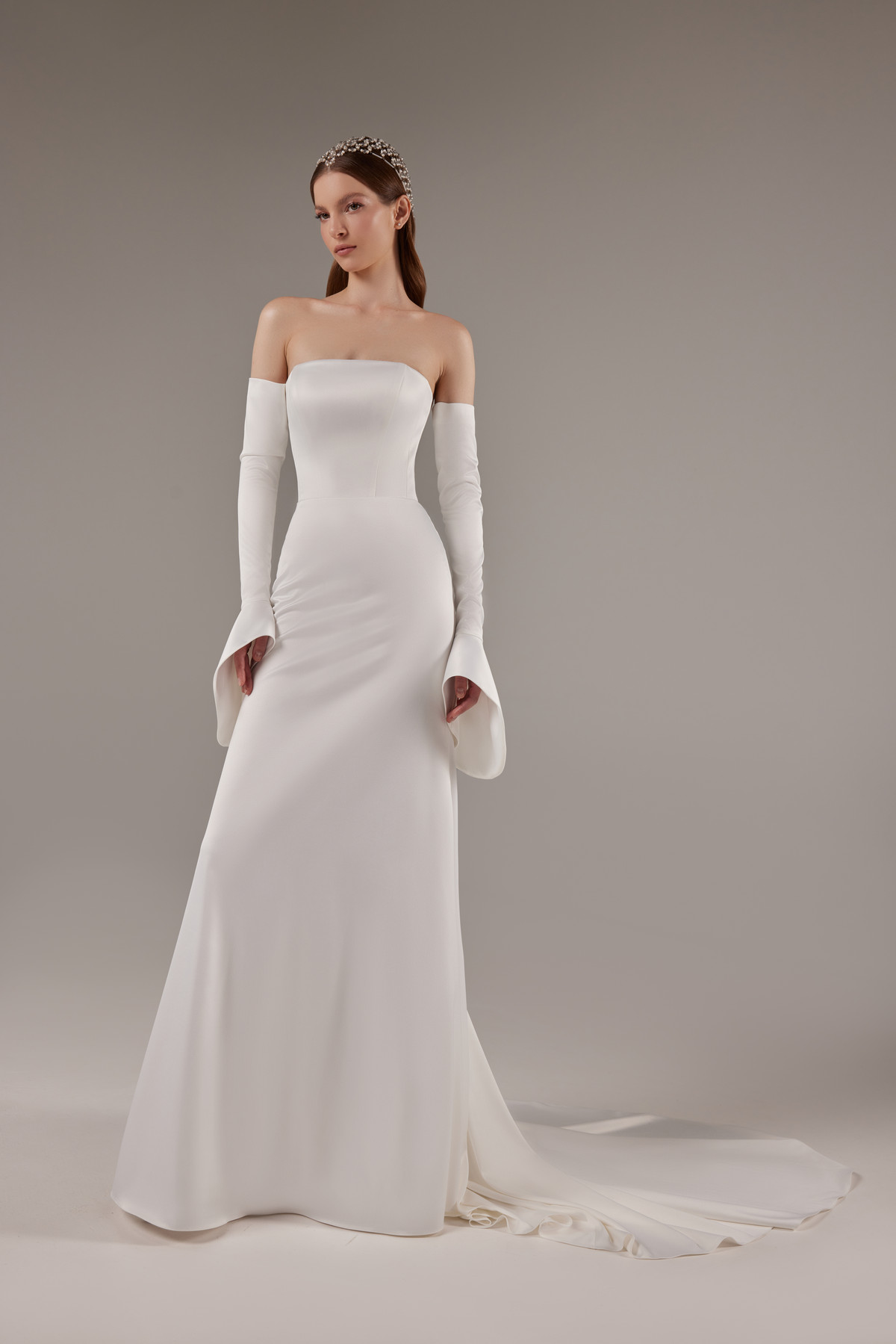 Русалка из атласа-стрейчас со съемными рукавами-клешь фото