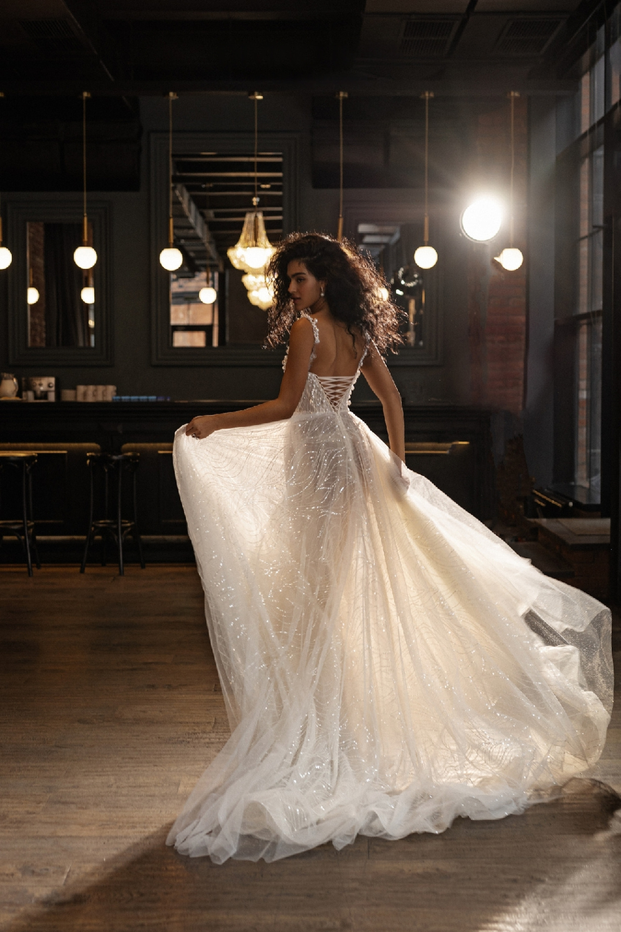 Свадебное платье с крупным жемчугом на корсете фото