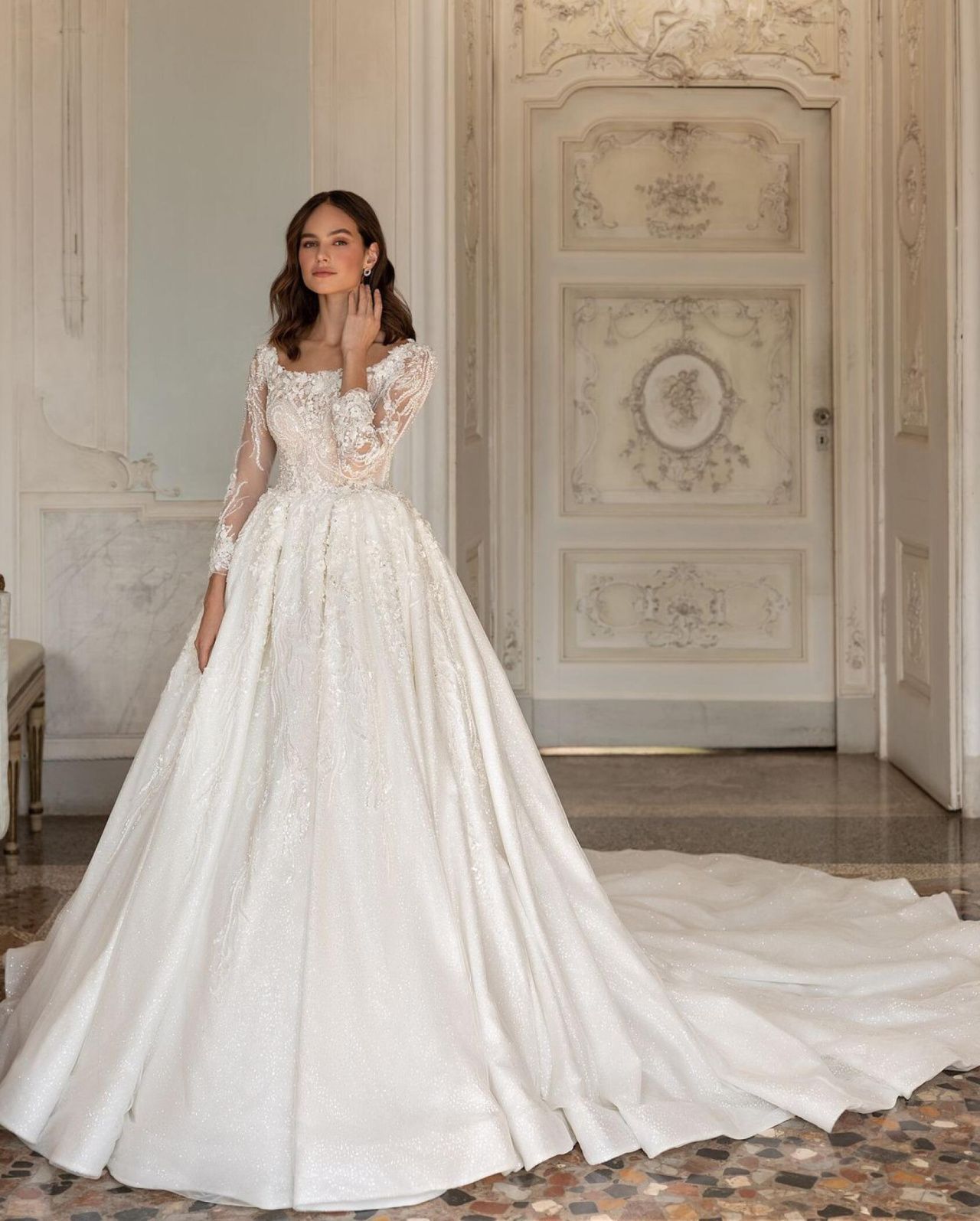 Королевское свадебное платье со шлейфом фото