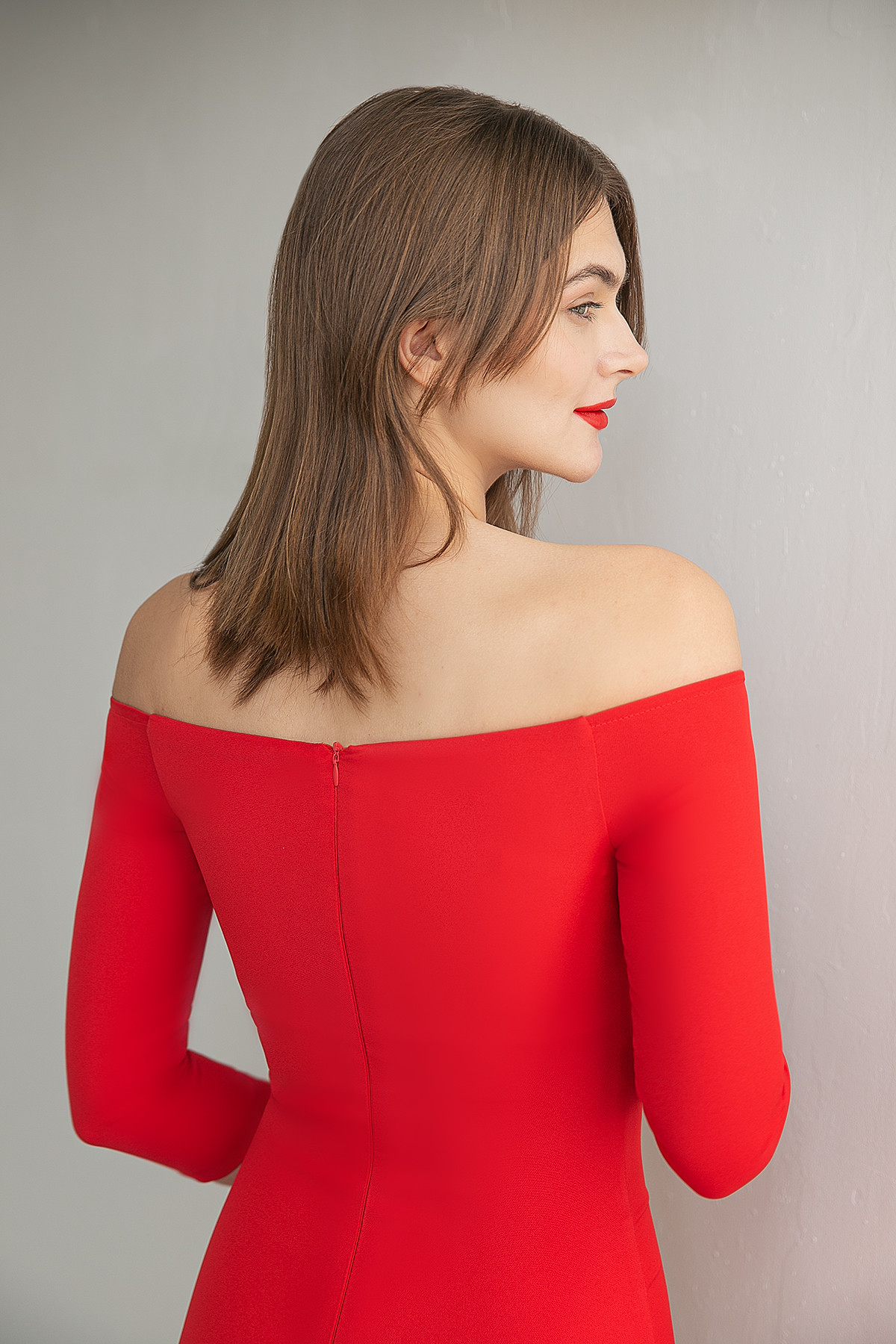 Красное вечернее платье миди с открытыми плечами фото