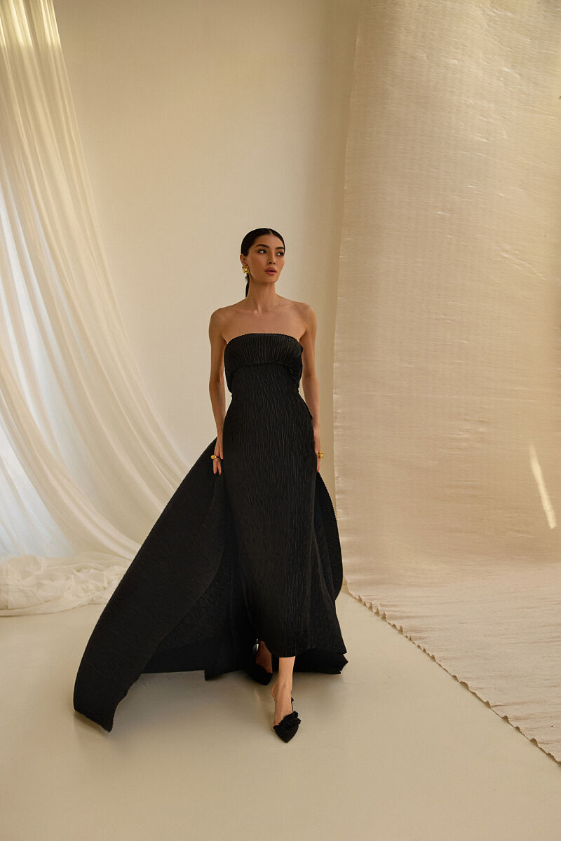 Черное вечернее платье из плиссе фото