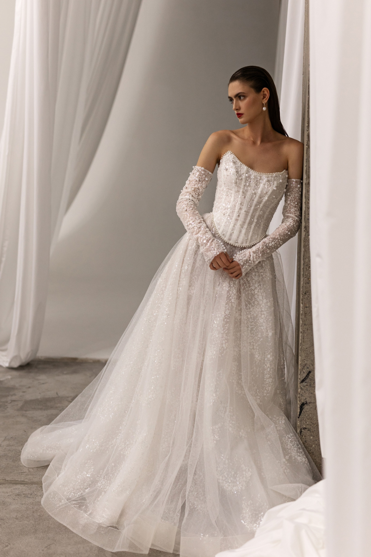 Роскошный расшитый свадебный комплект с корсетом фото