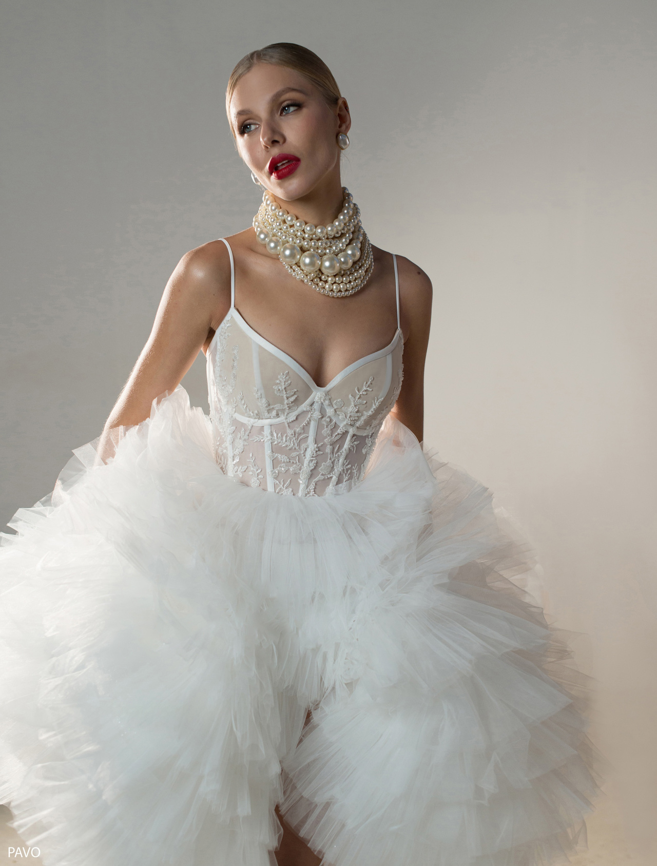 Свадебное платье с многоярусной юбкой и кружевом на корсете фото