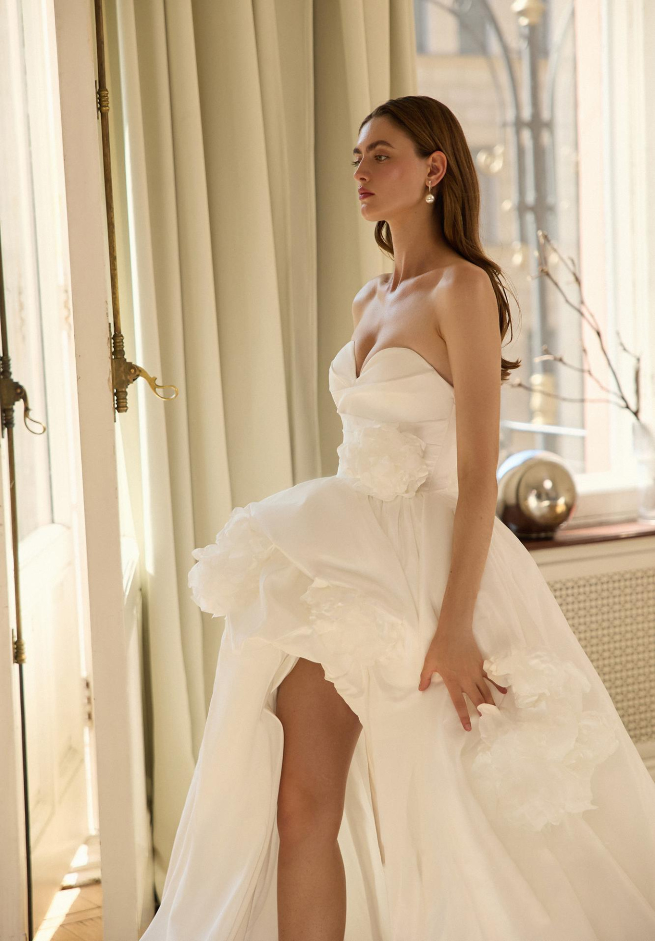 Нежное ассиметричное свадебное платье с цветами фото