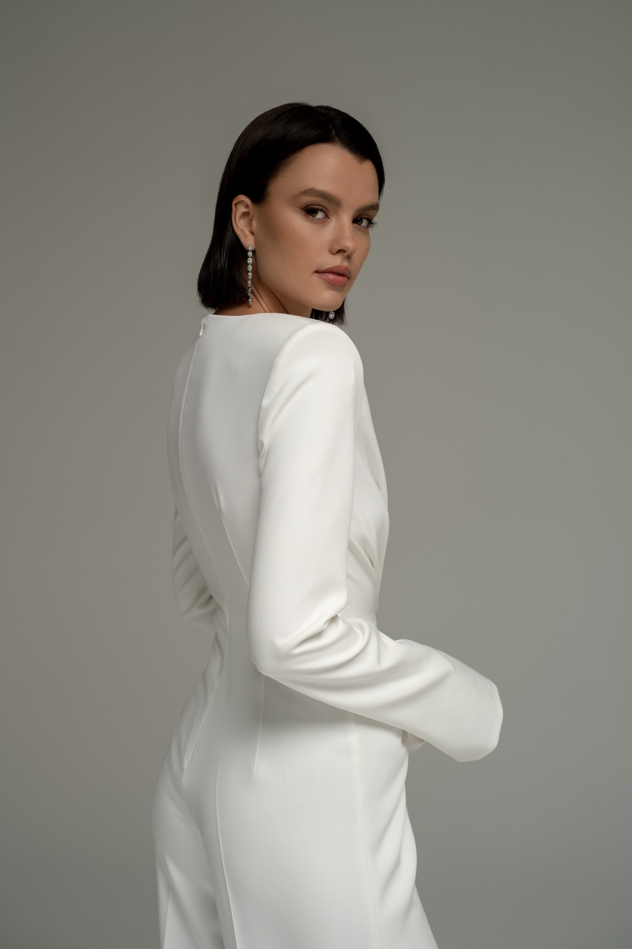 Свадебный комбинезон с декольте фото