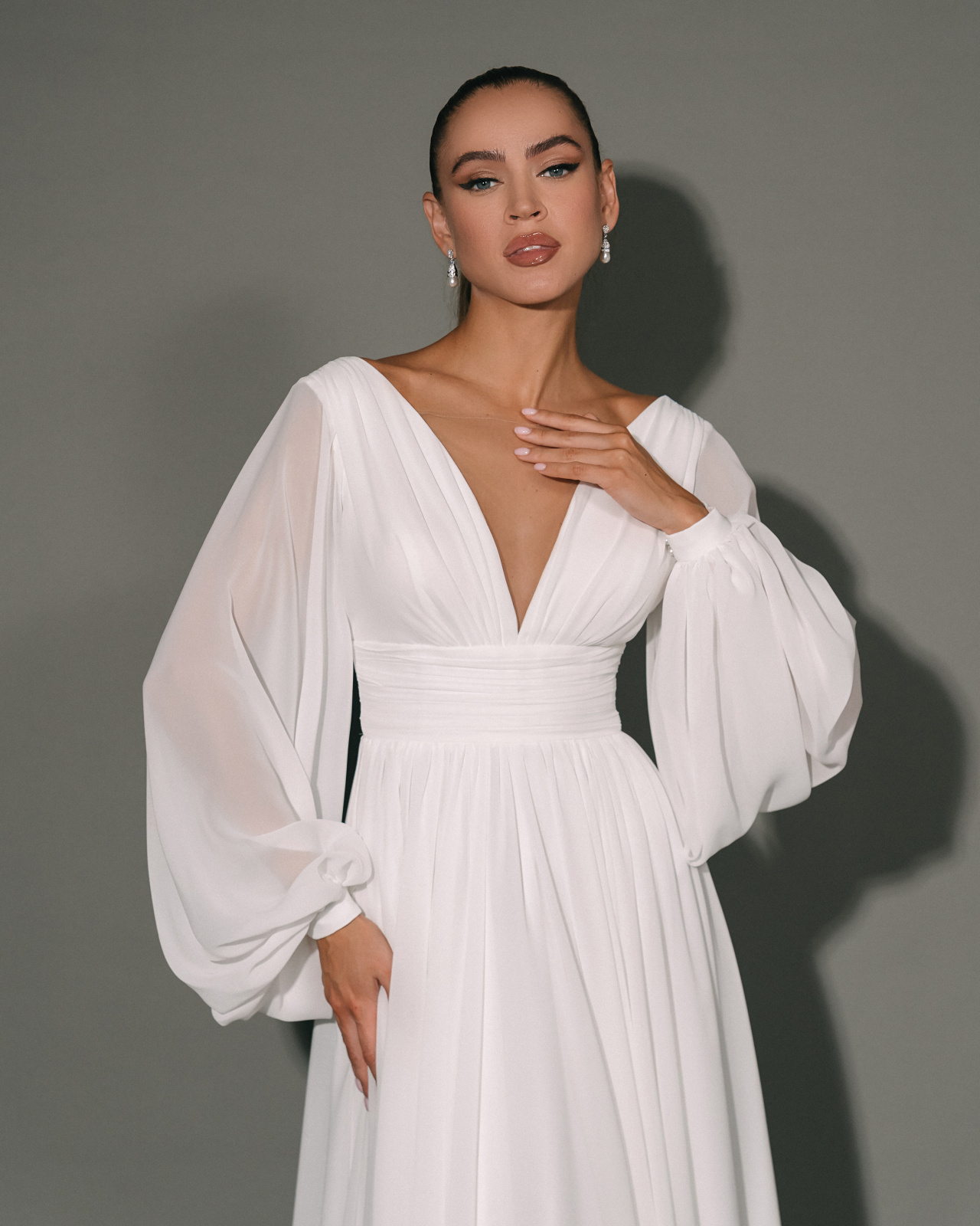 Шифоновое свадебное платье с декольте и рукавами фото