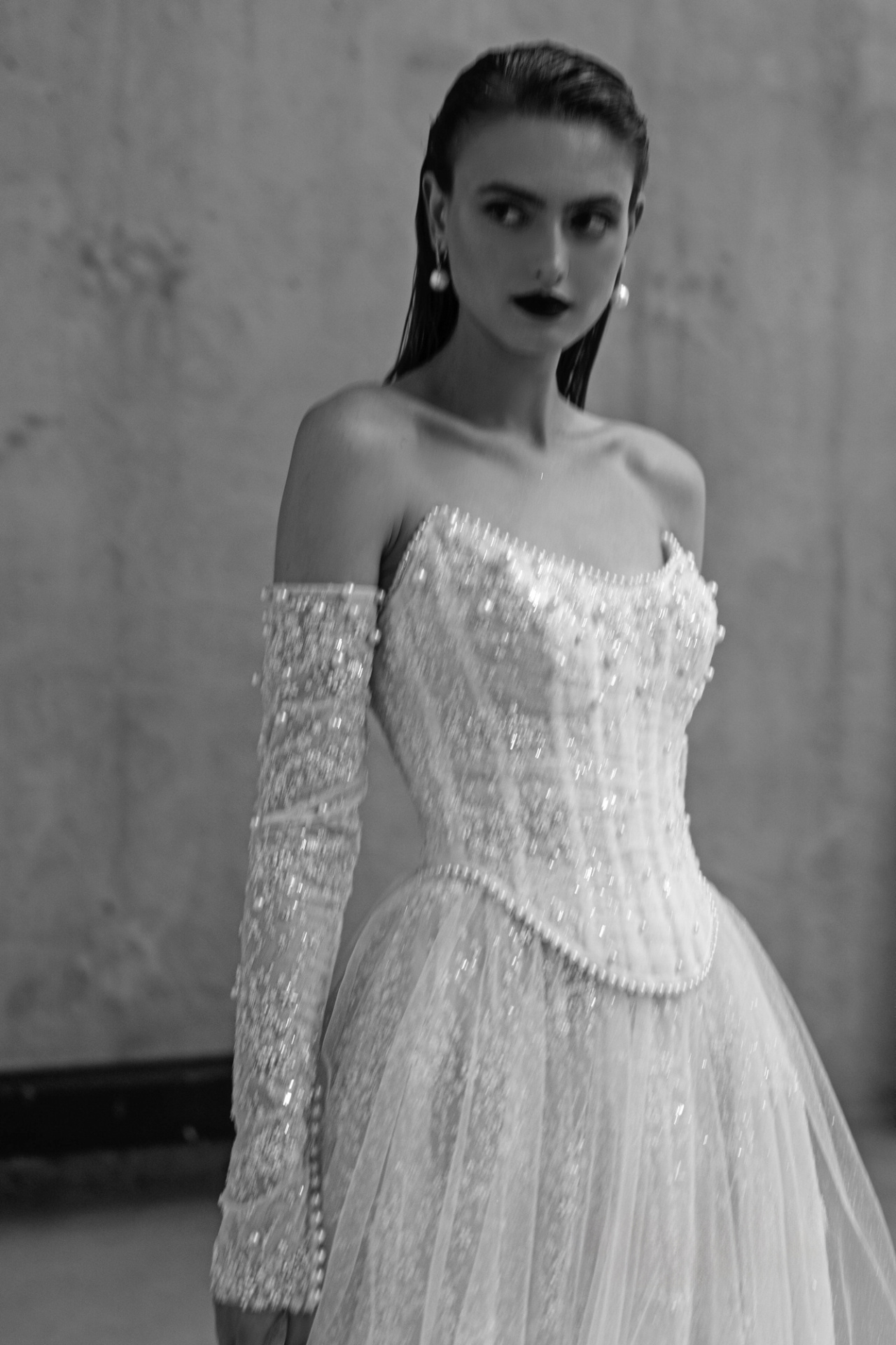 Роскошный расшитый свадебный комплект с корсетом фото