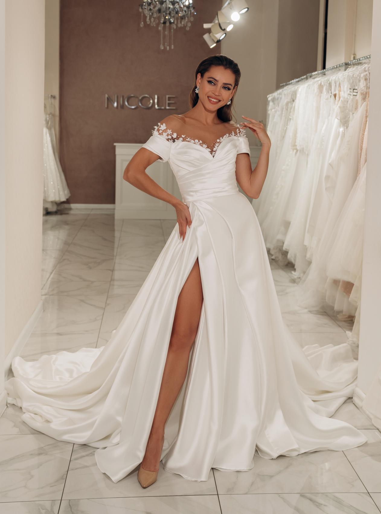 Атласное свадебное платье с длинным шлейфом и декором по лифу фото