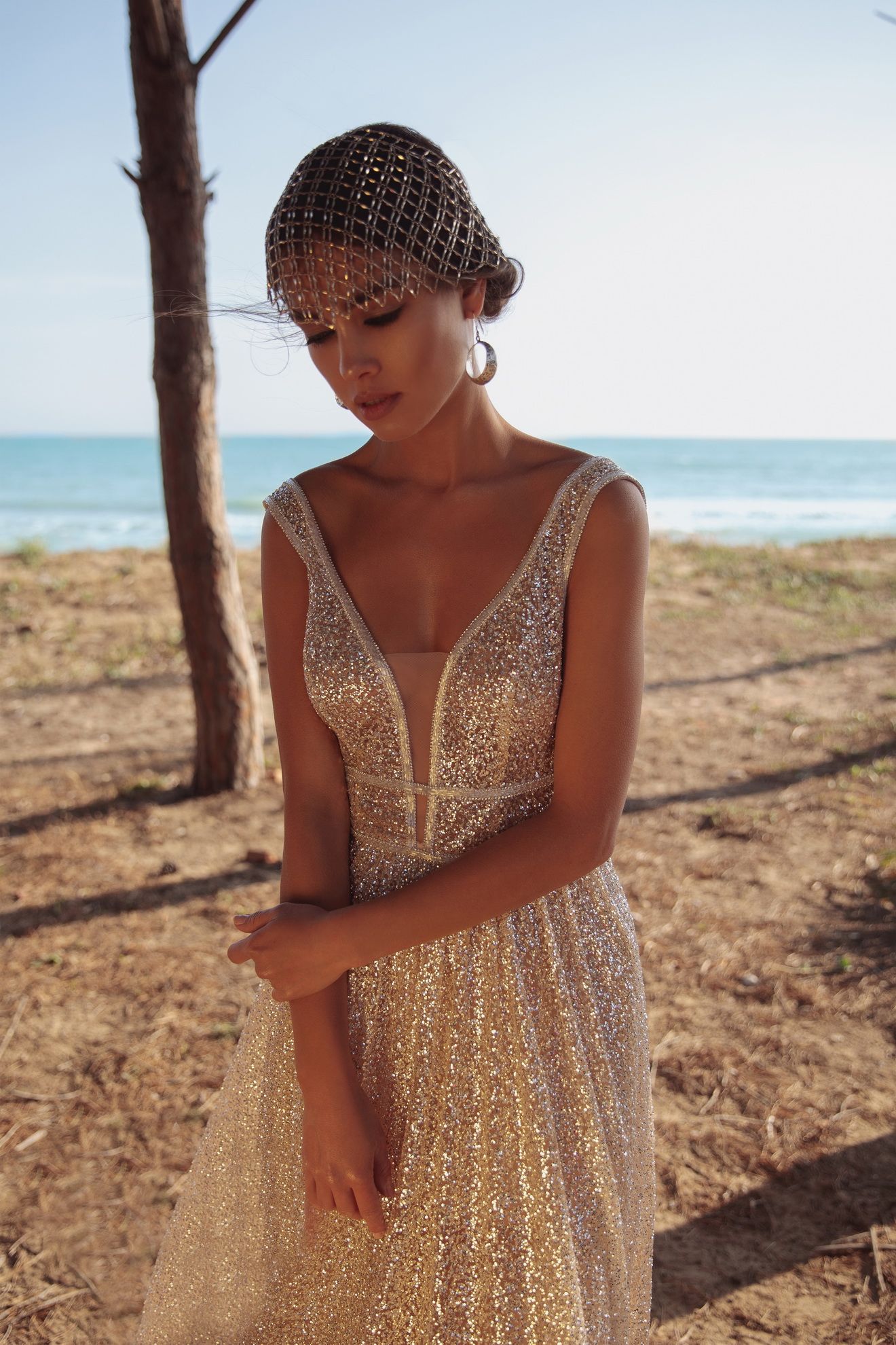 Блестящее золотое свадебное платье фото