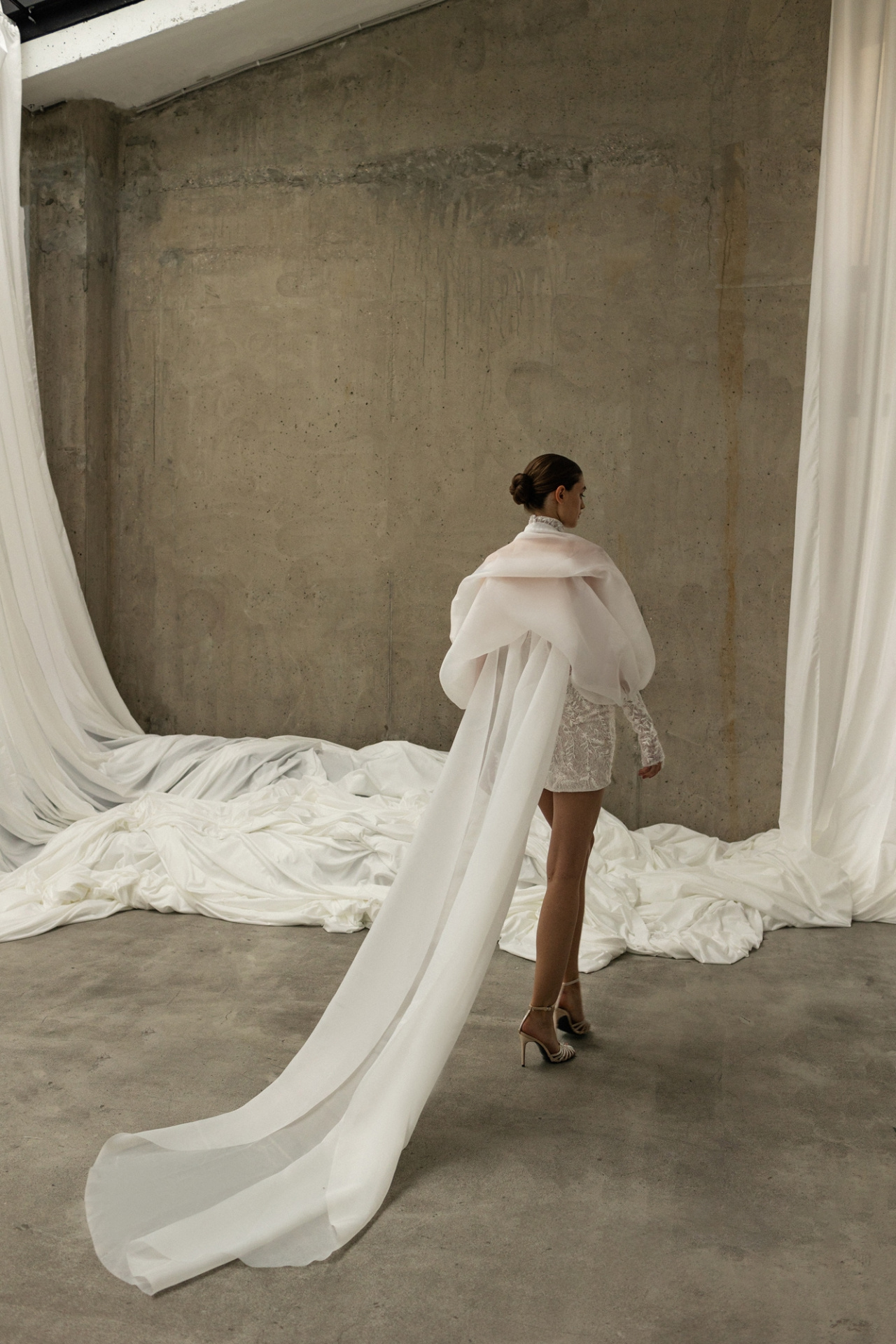 Короткое свадебное платье с чокером фото