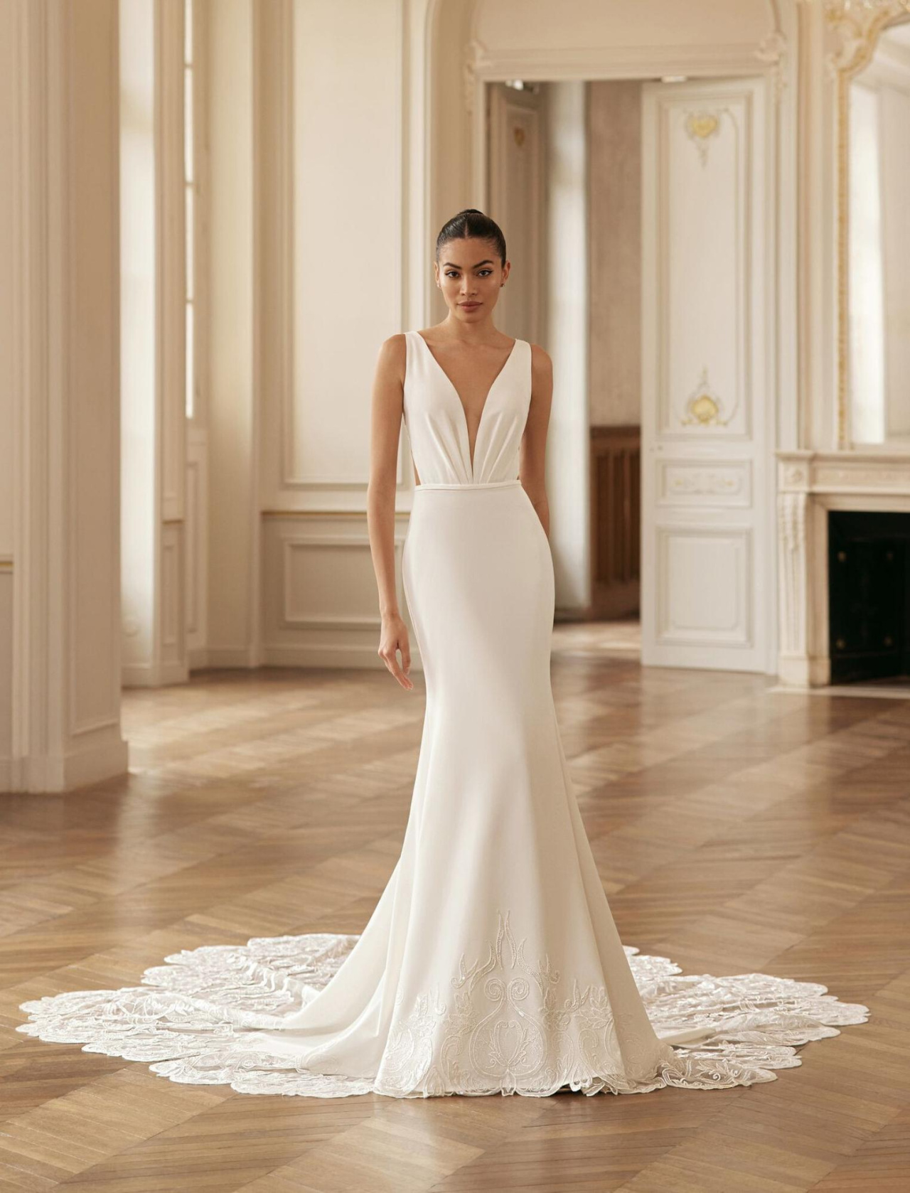 Лаконичное свадебное платье рыбка с кружевным шлейфом фото