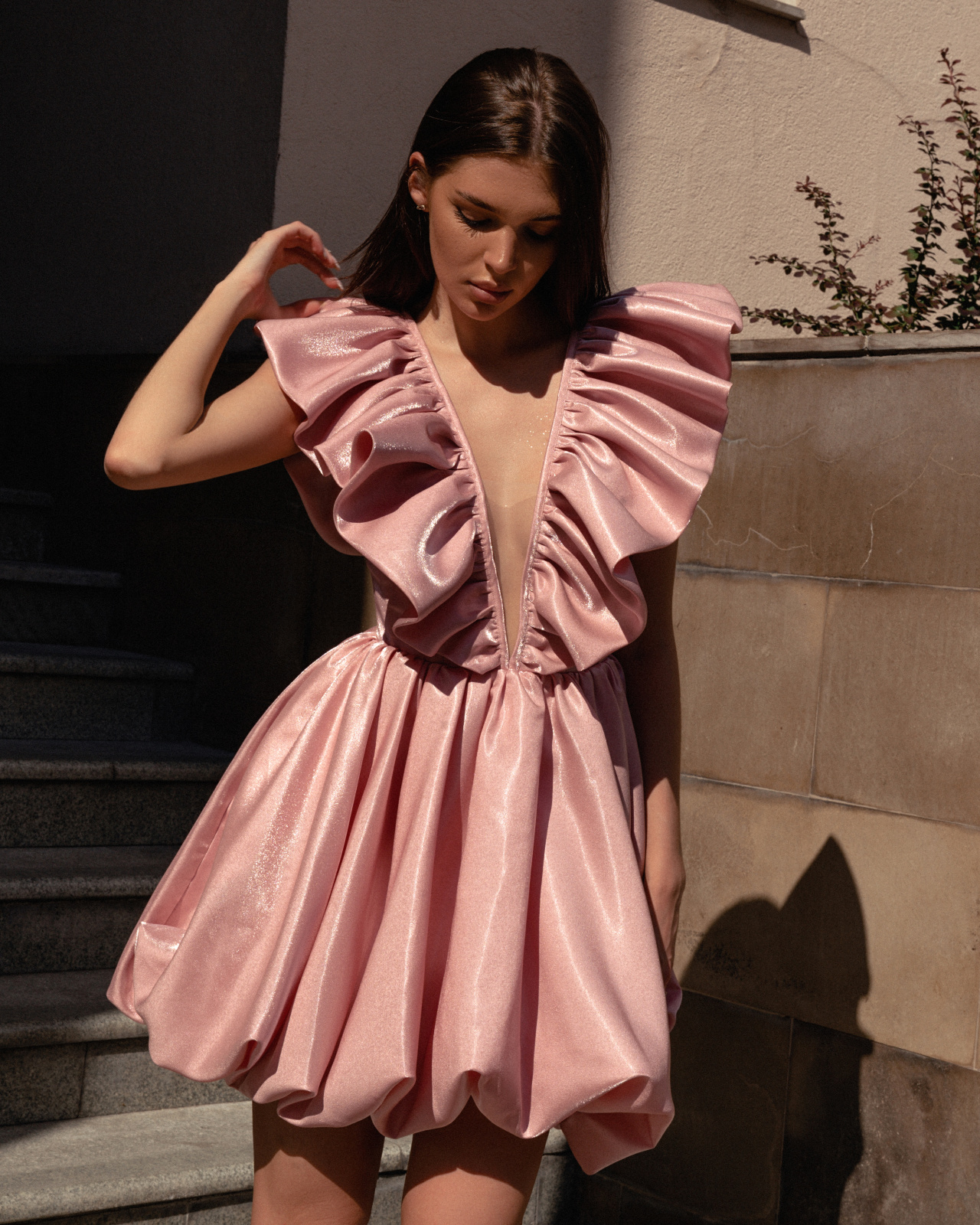 Пудровое вечернее платье-баллон фото