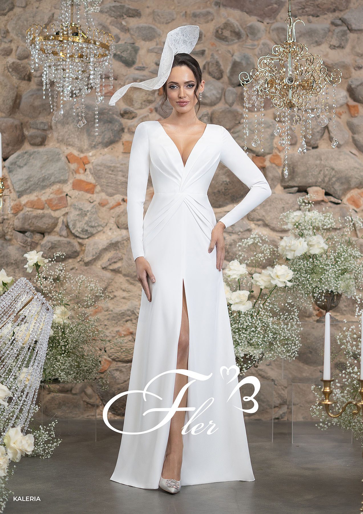 Лаконичное свадебное платье с руквами и V-вырезом фото