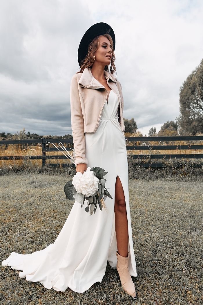 Бежевая короткая дубленка