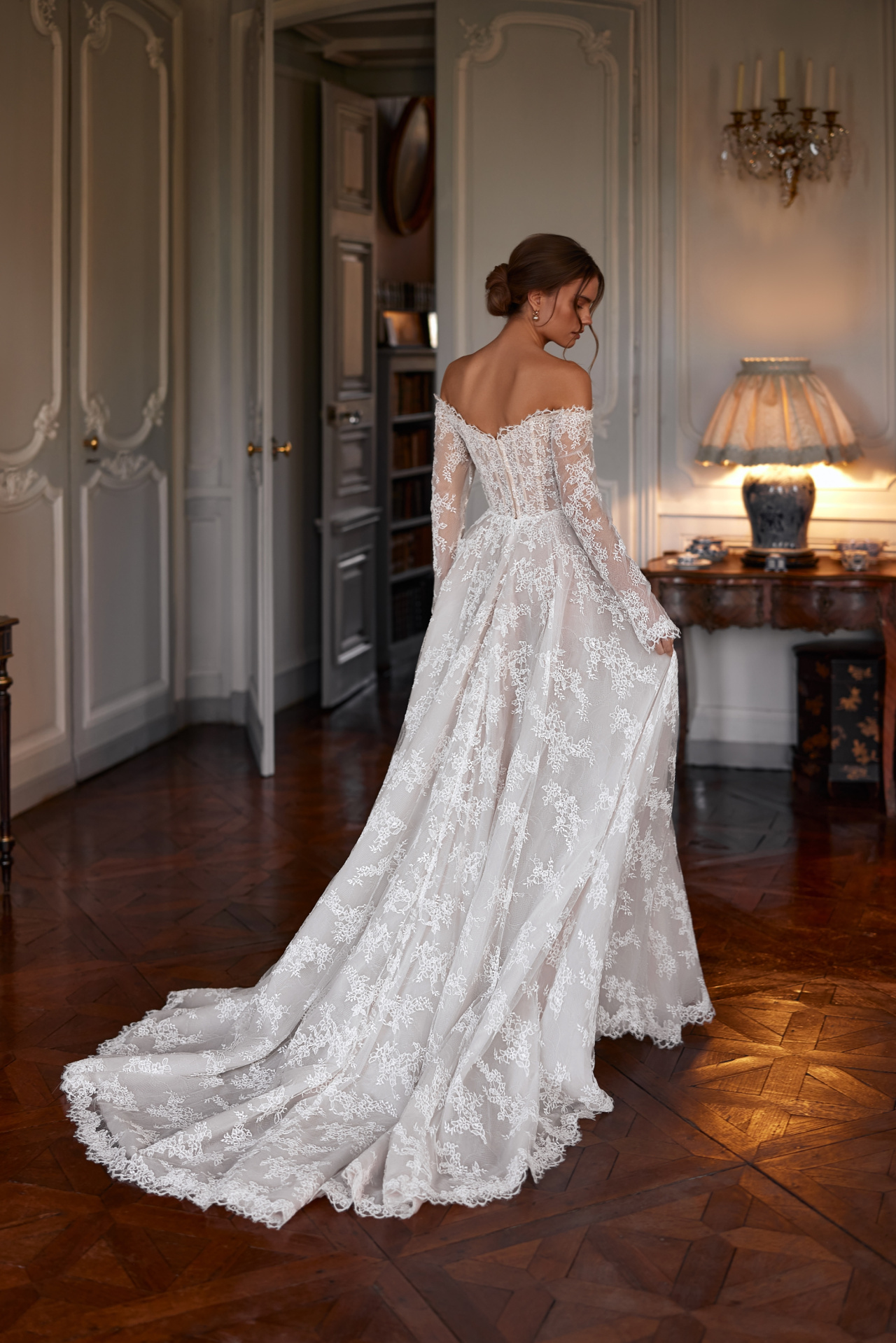 Кружевное свадебное платье с рукавами и шлейфом фото