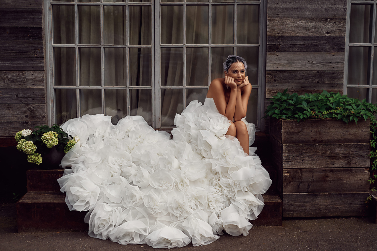 Роскошный свадебный комплет с пышной многоярусной юбкой фото