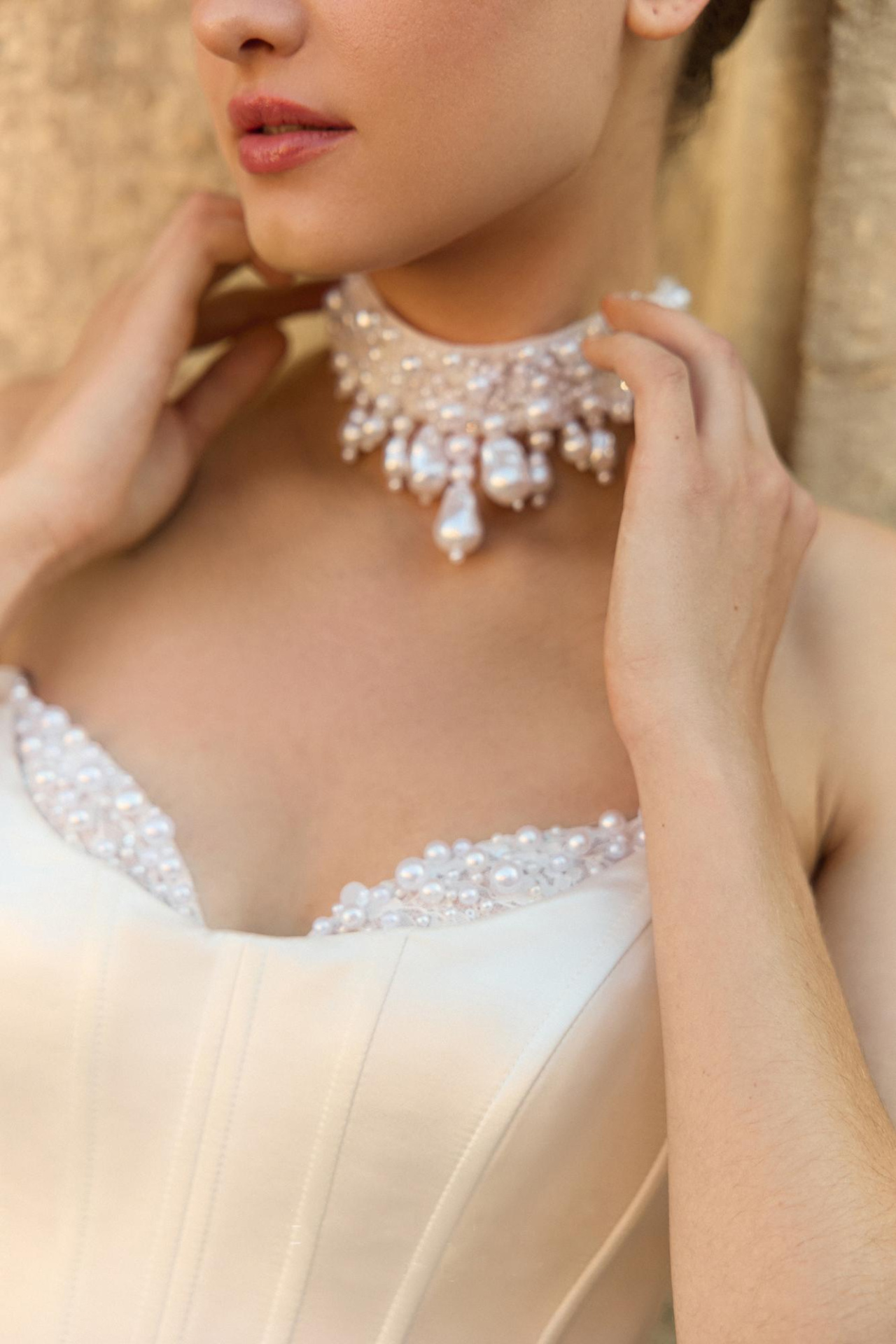 Атласное свадебное платье рыбка с корсетом и разрезом на ноге фото