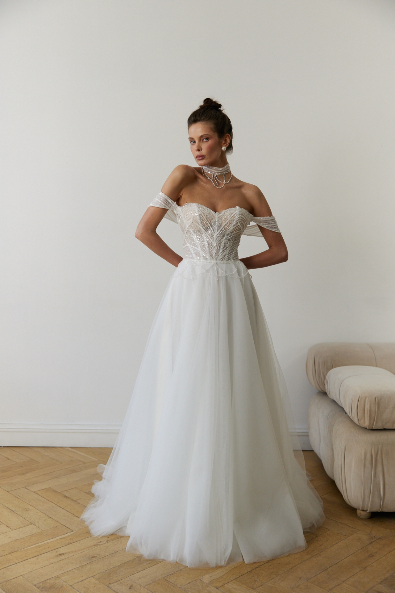 Нежное свадебное платье с чокером фото