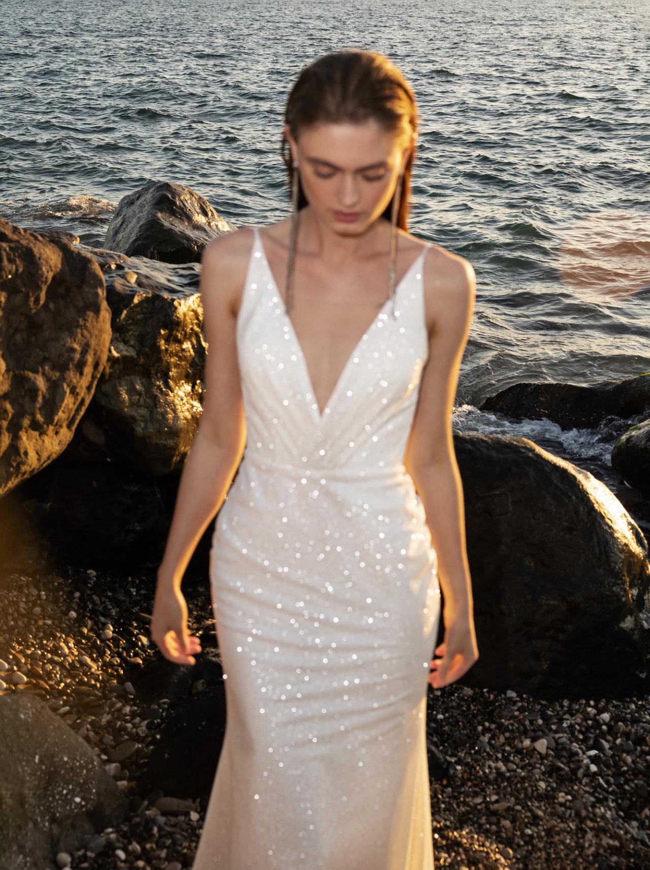 Сверкащее платье на тонких бретелях фото