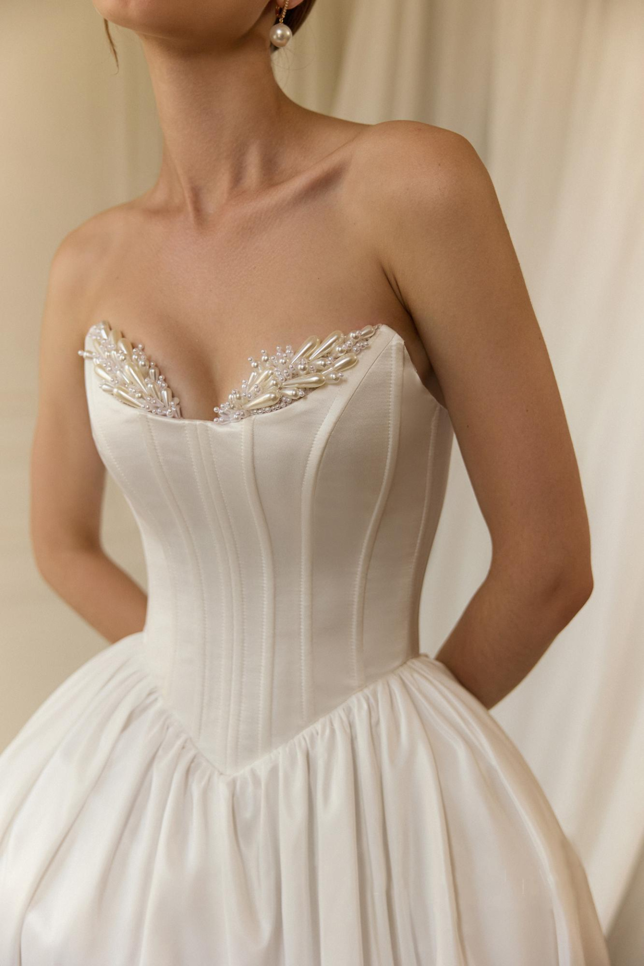 Атласное свадебное платье с фасоном юбки в стиле рококо фото