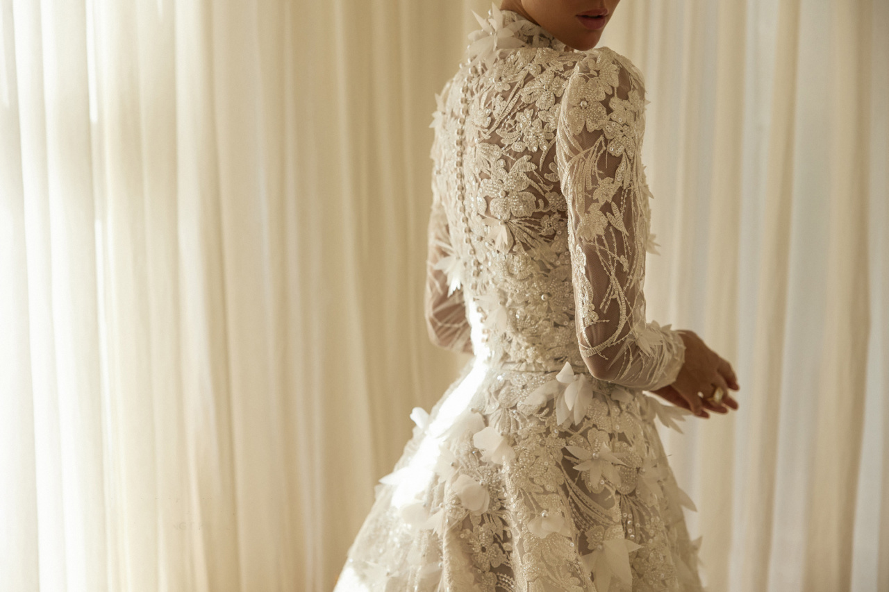 Пышное свадебное платье из роскошного цветочного кружева с болеро фото