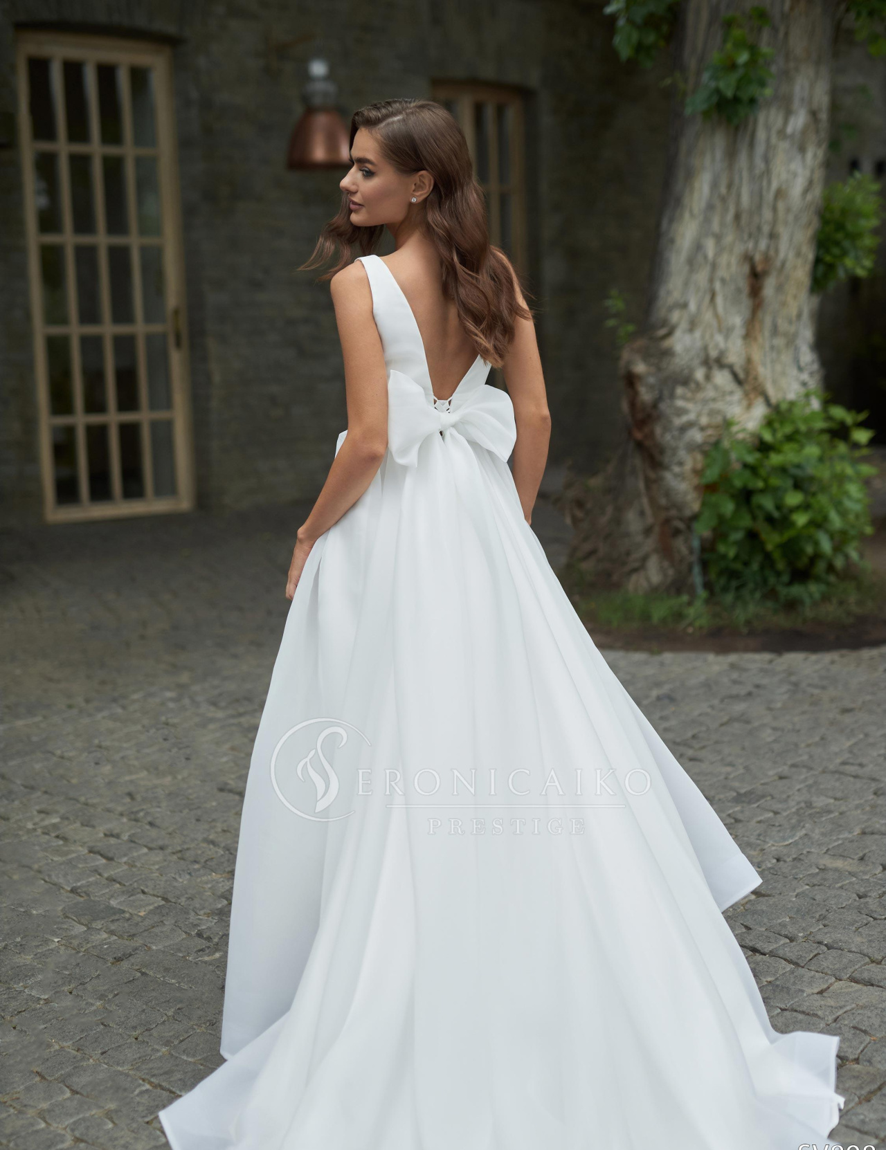 Легкое свадебное платье из шифона с v-вырезом фото