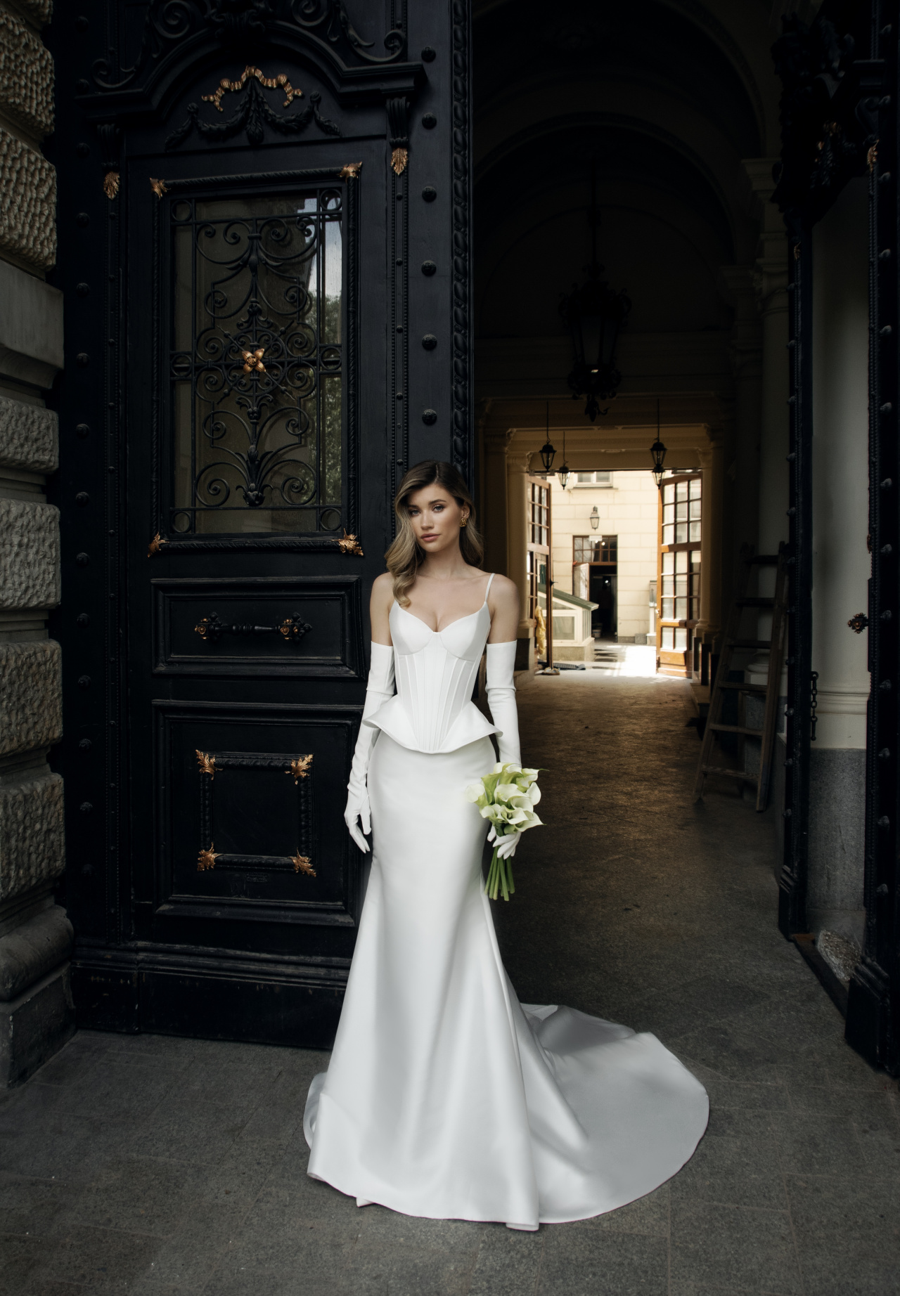 Стильный свадебный комплект из ткани микадо  фото