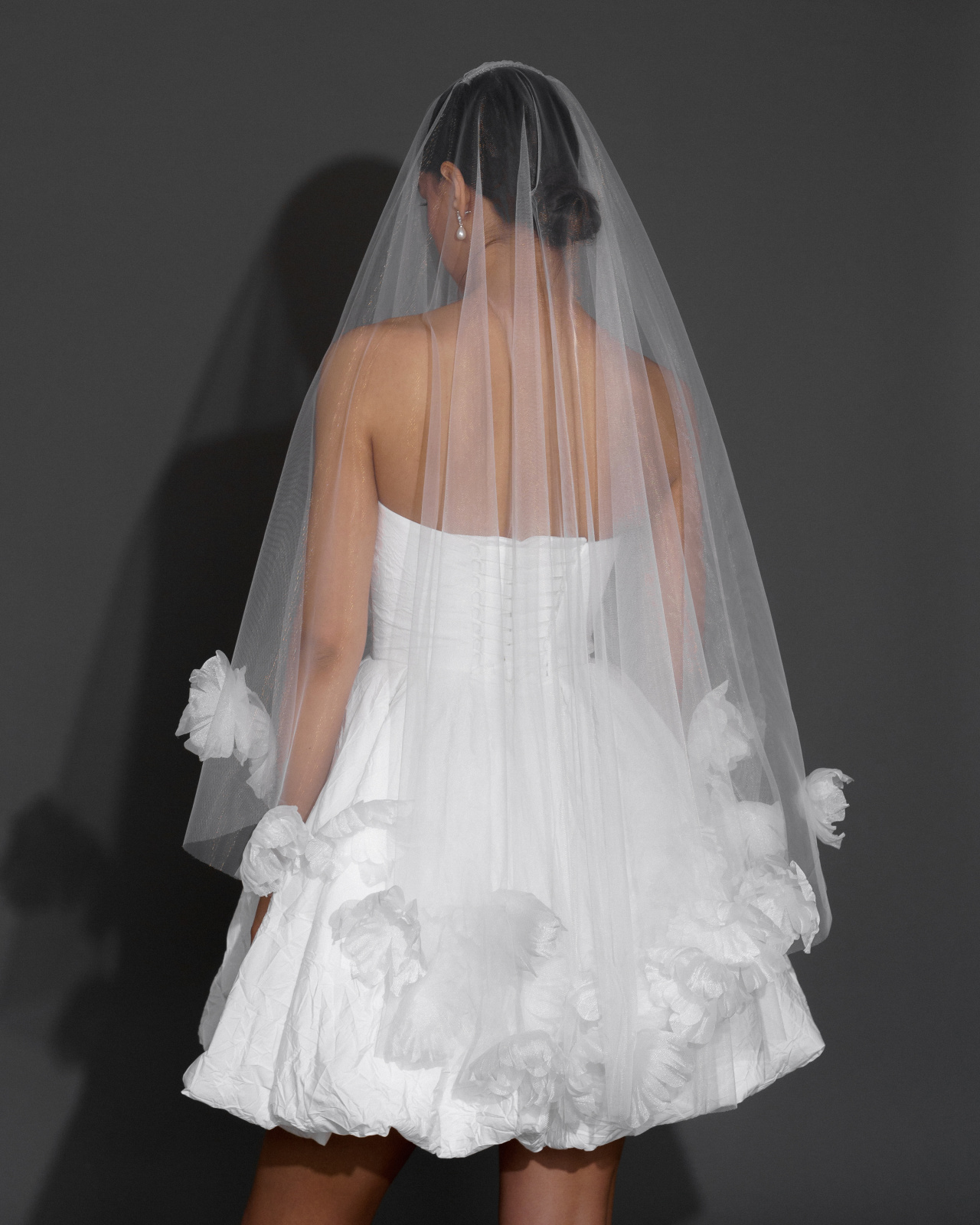 Стильное короткое свадебное платье из тафты фото