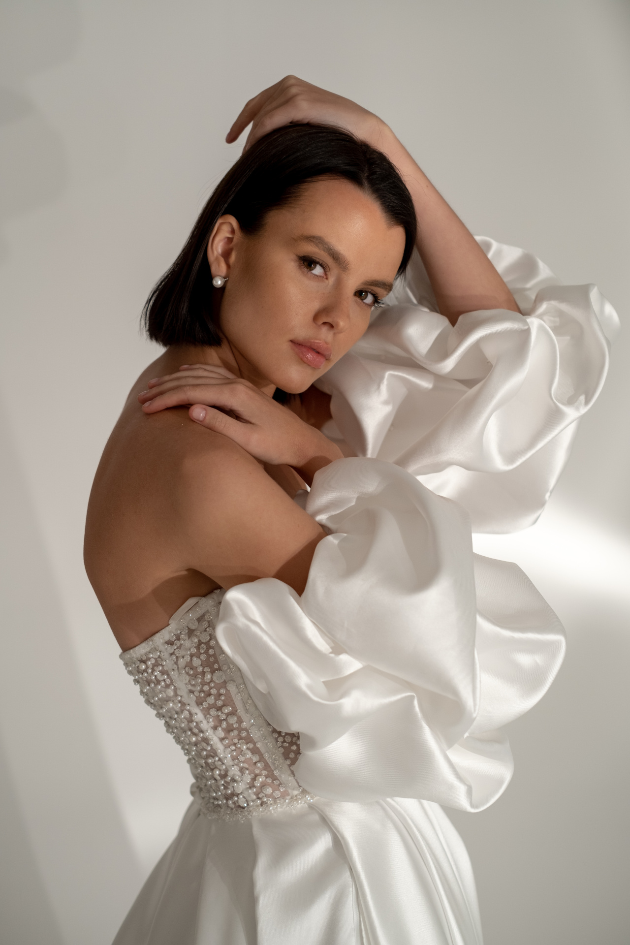 Атласное свадебное платье с жемчужным корсетом фото