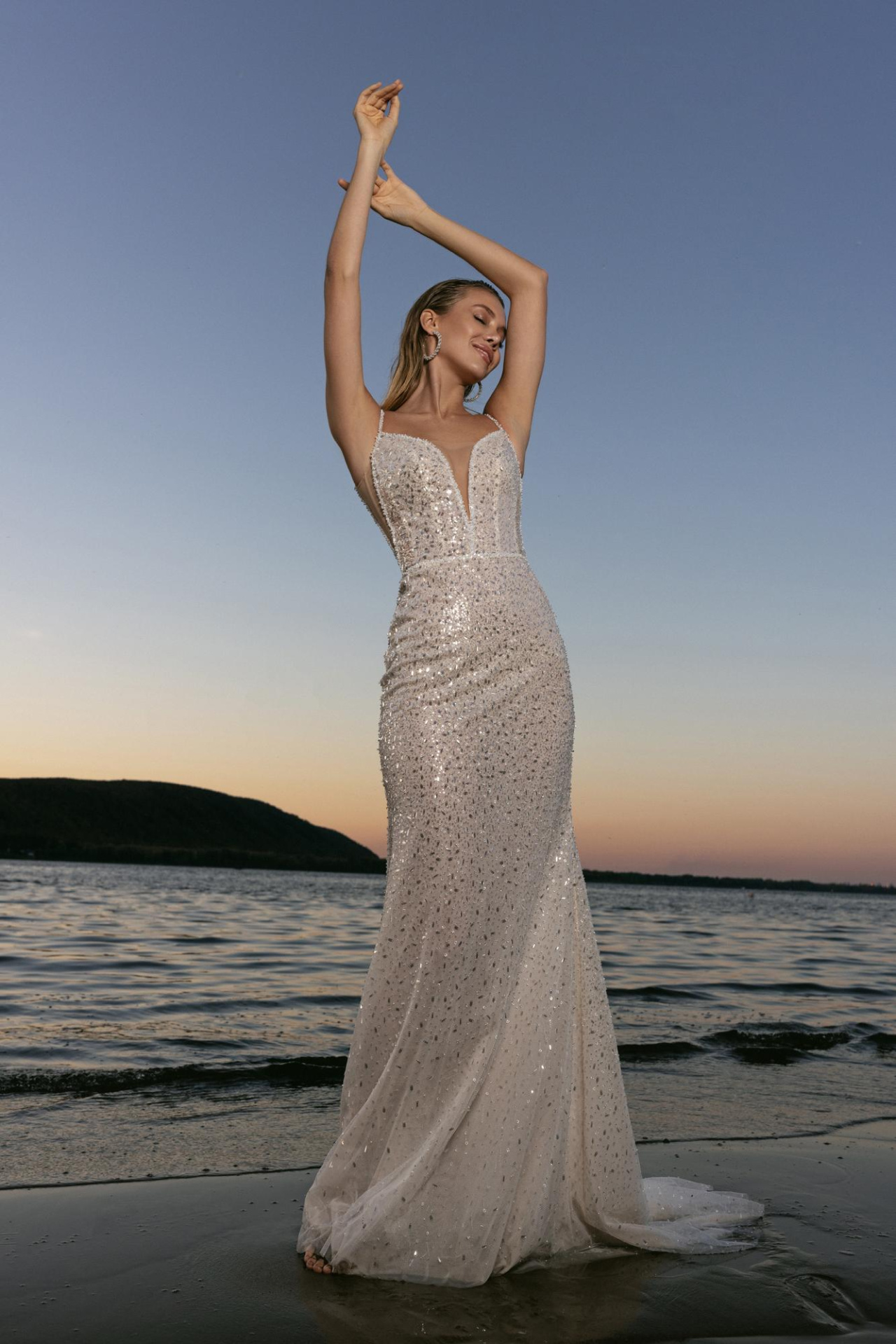 Красивое сверкающее свадебное платье фото