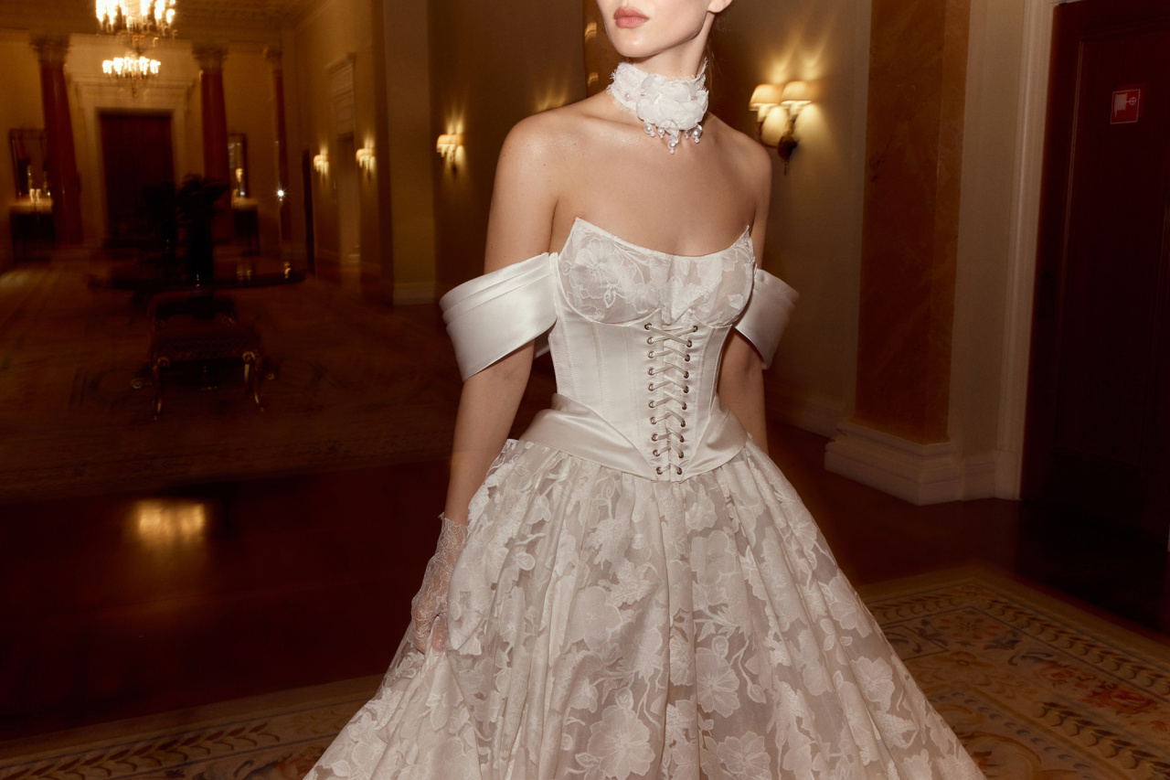 Роскошное свадебное платье из авторского кружева фото