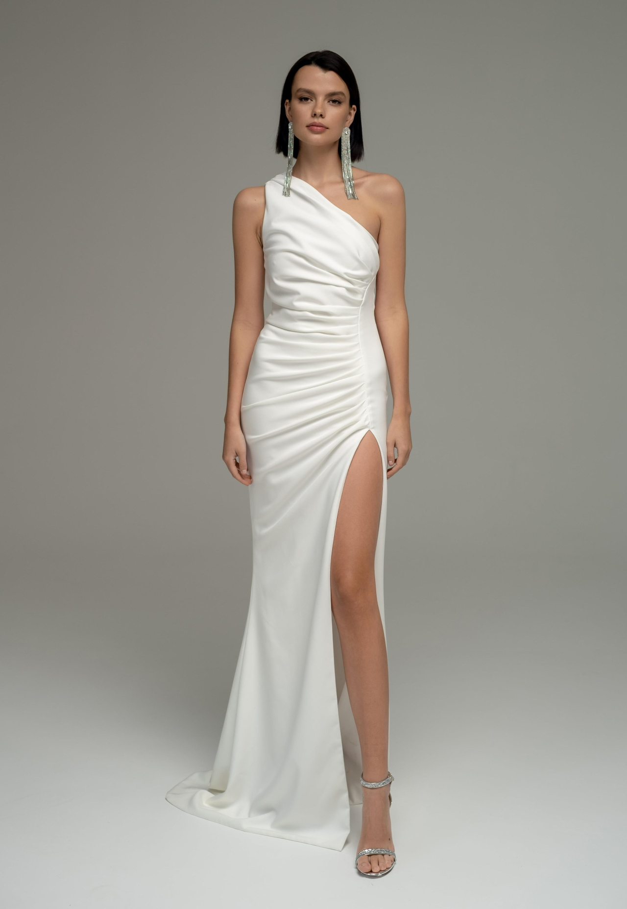 Ассиметричное стильное свадебное платье фото