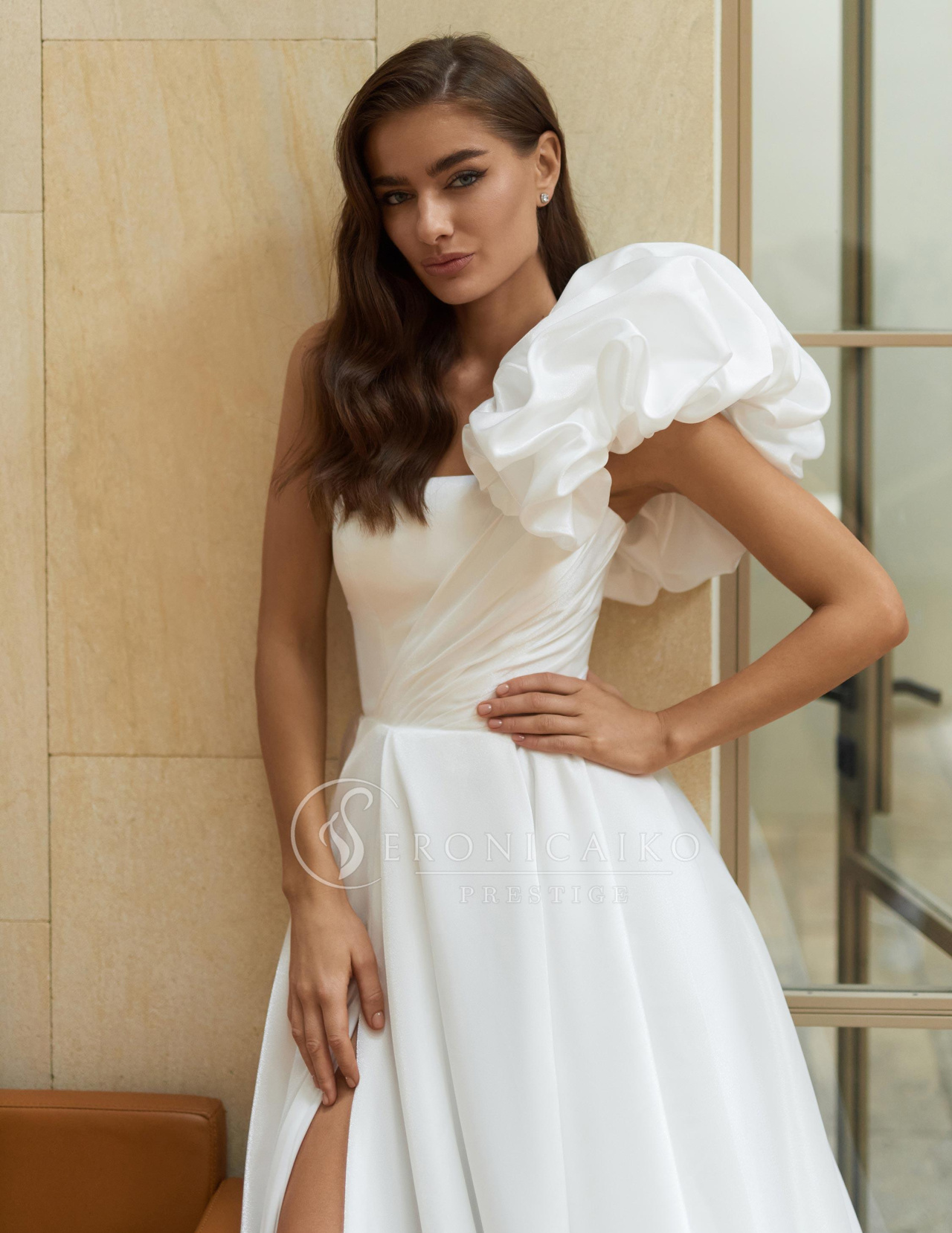 Красивое свадебное платье с буфом на плече фото