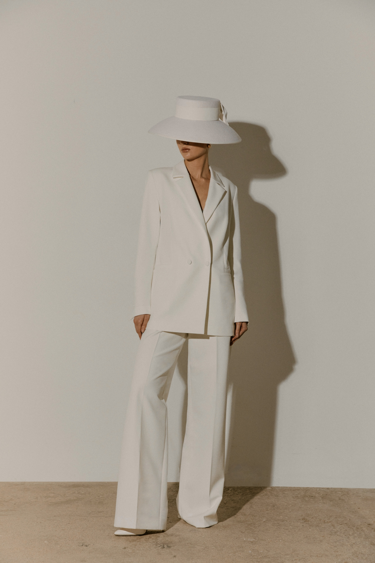 Элегантный свадебный костюм свободного кроя фото