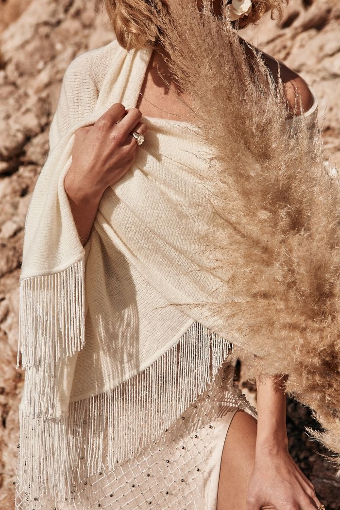 Шерстяная шаль с бахромой