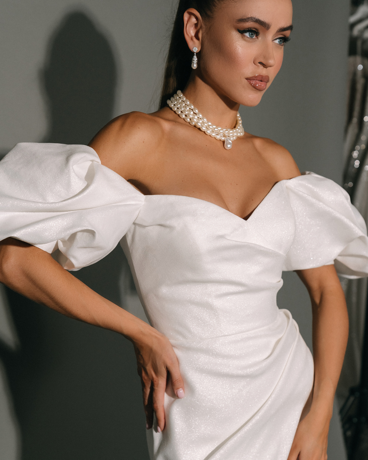 Стильное короткое свадебное платье фото