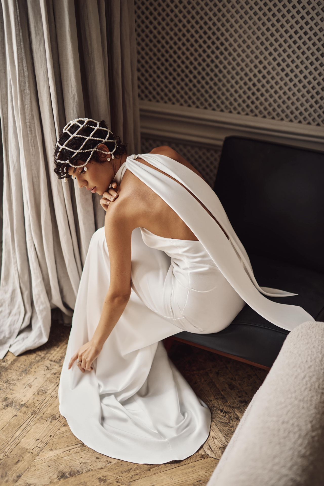 Легкое платье с воротником-стойкой фото