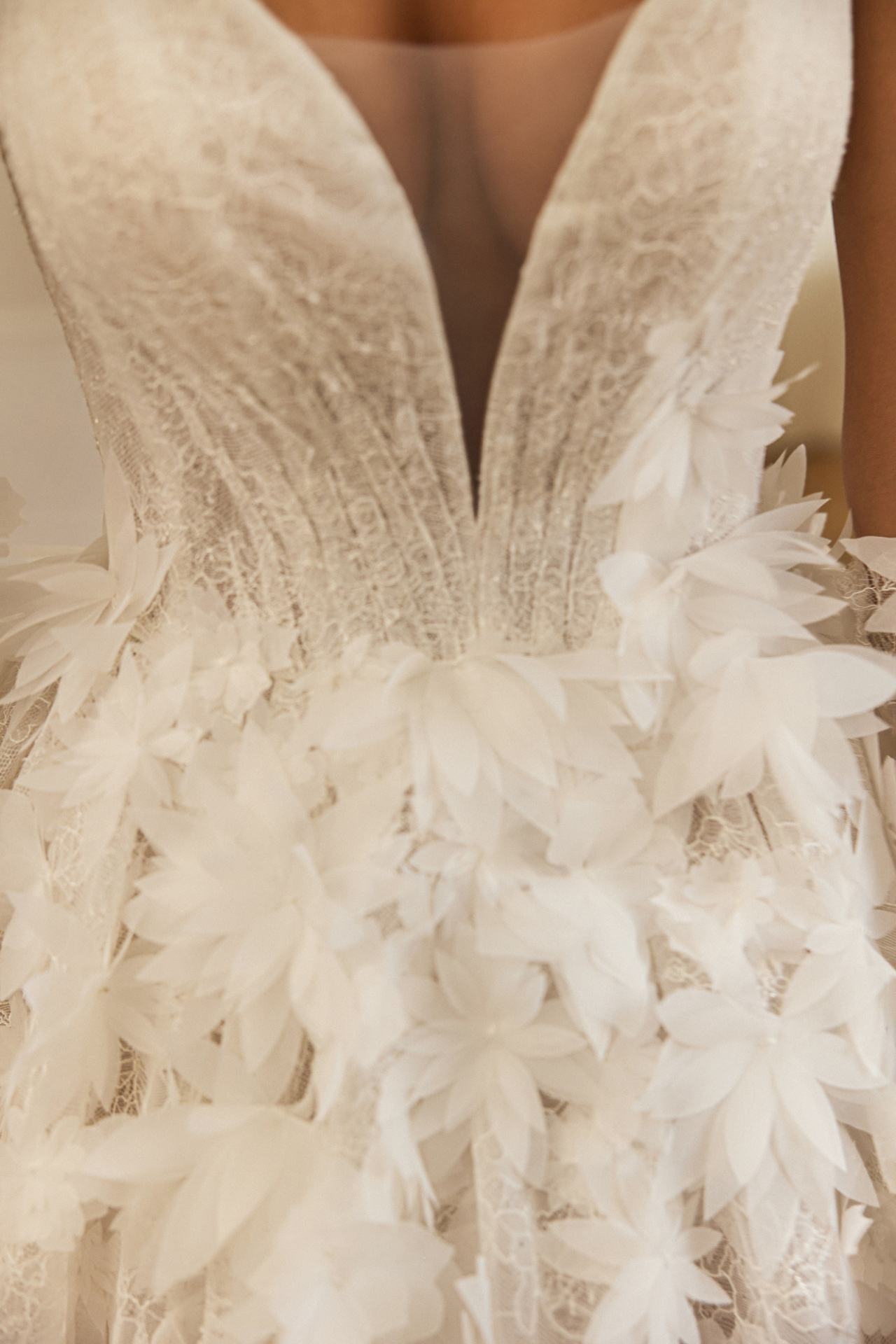 Эффектное свадебное платье с объемными цветками фото