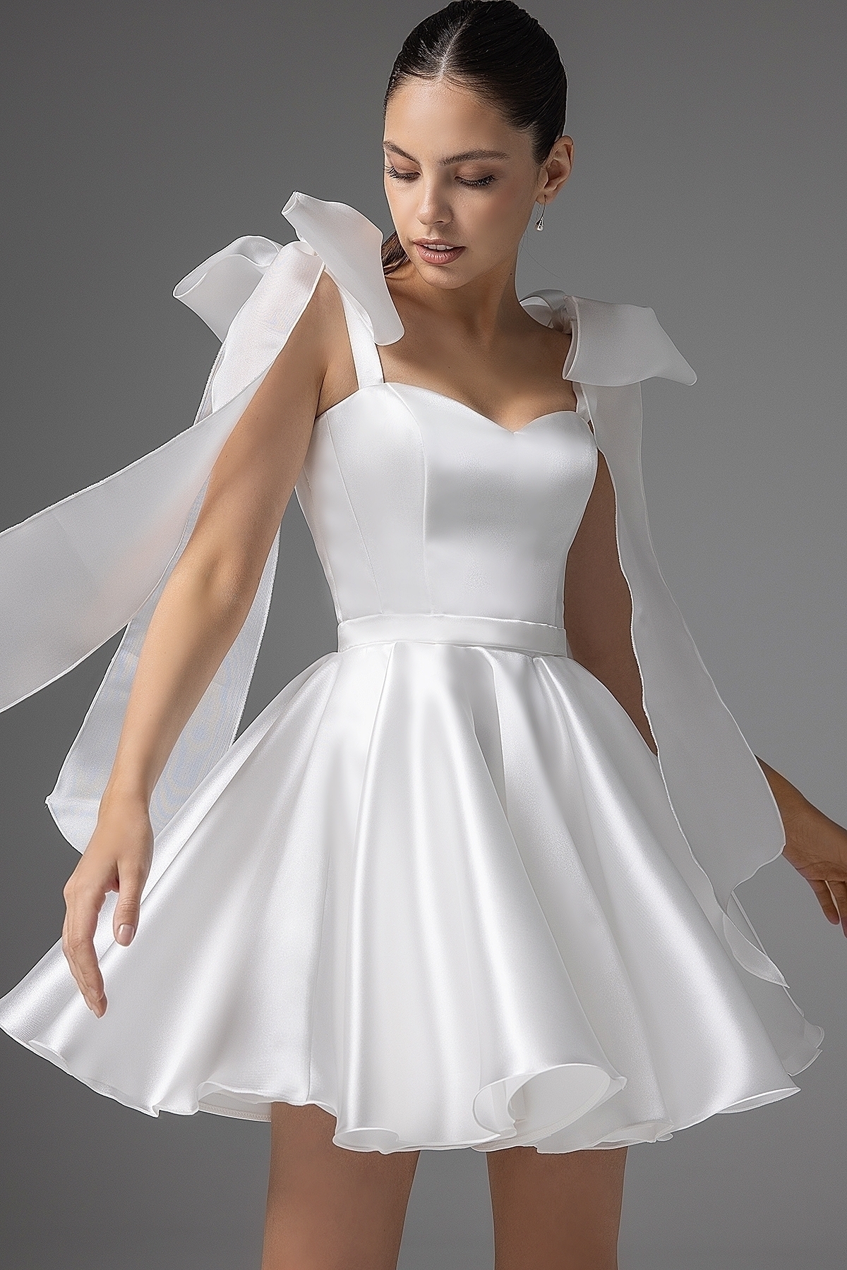 Свадебное платье мини с бантами на плечах фото