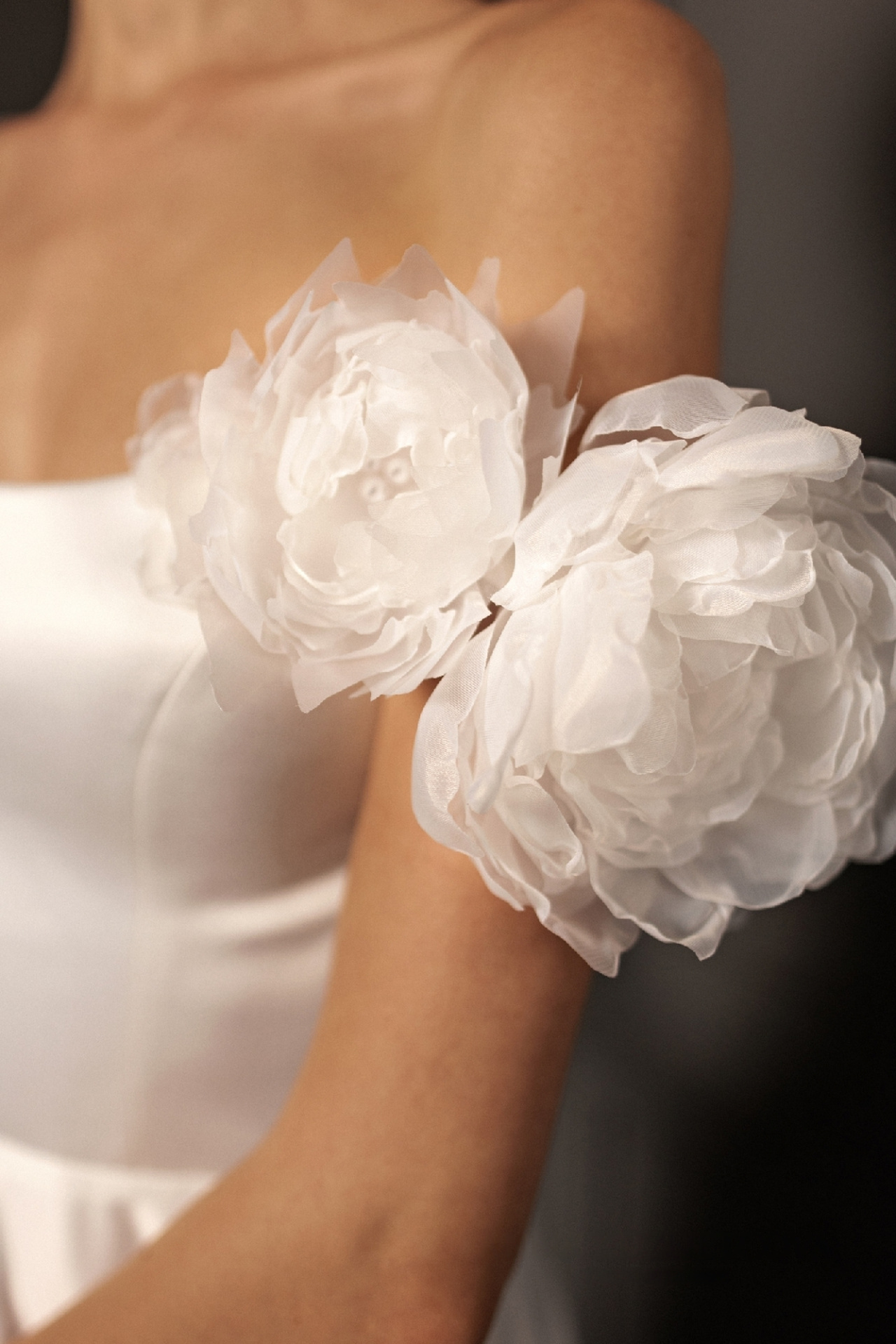 Атласное свадебное платье с декором из атласных цветов фото