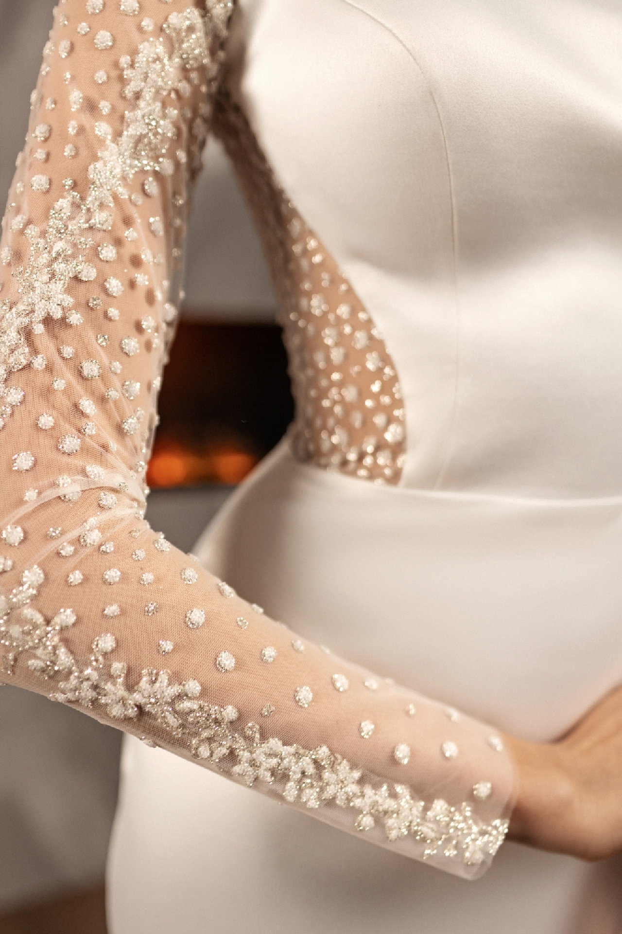 Атласное свадебное платье рыбка с кружевной спинкой и рукавами фото