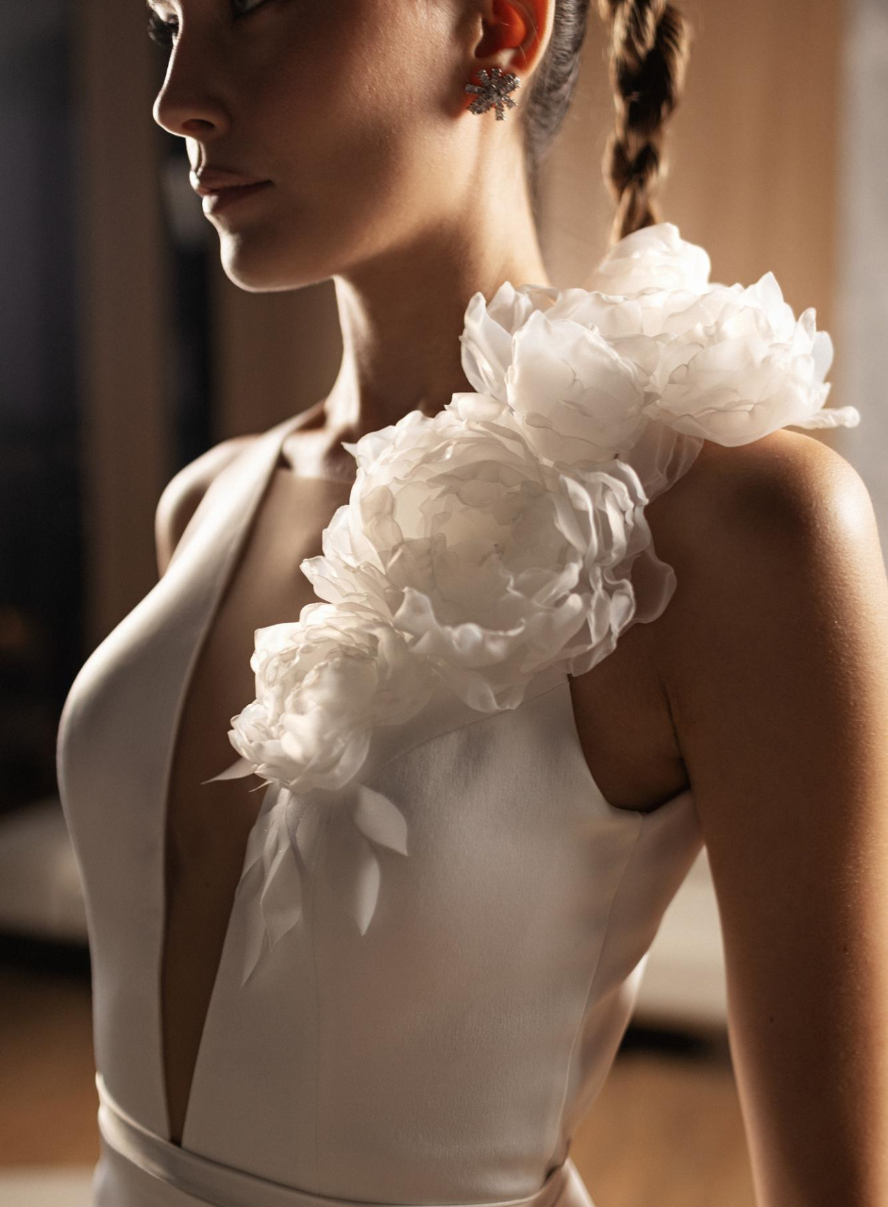 Атласное свадебное платье с объемными цветами фото