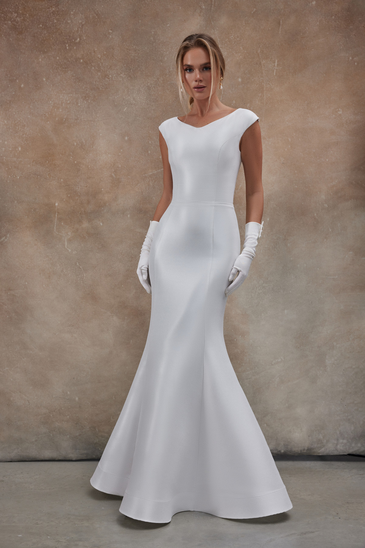 Лакончиное свадебное платье из благородного стрейч-микадо фото