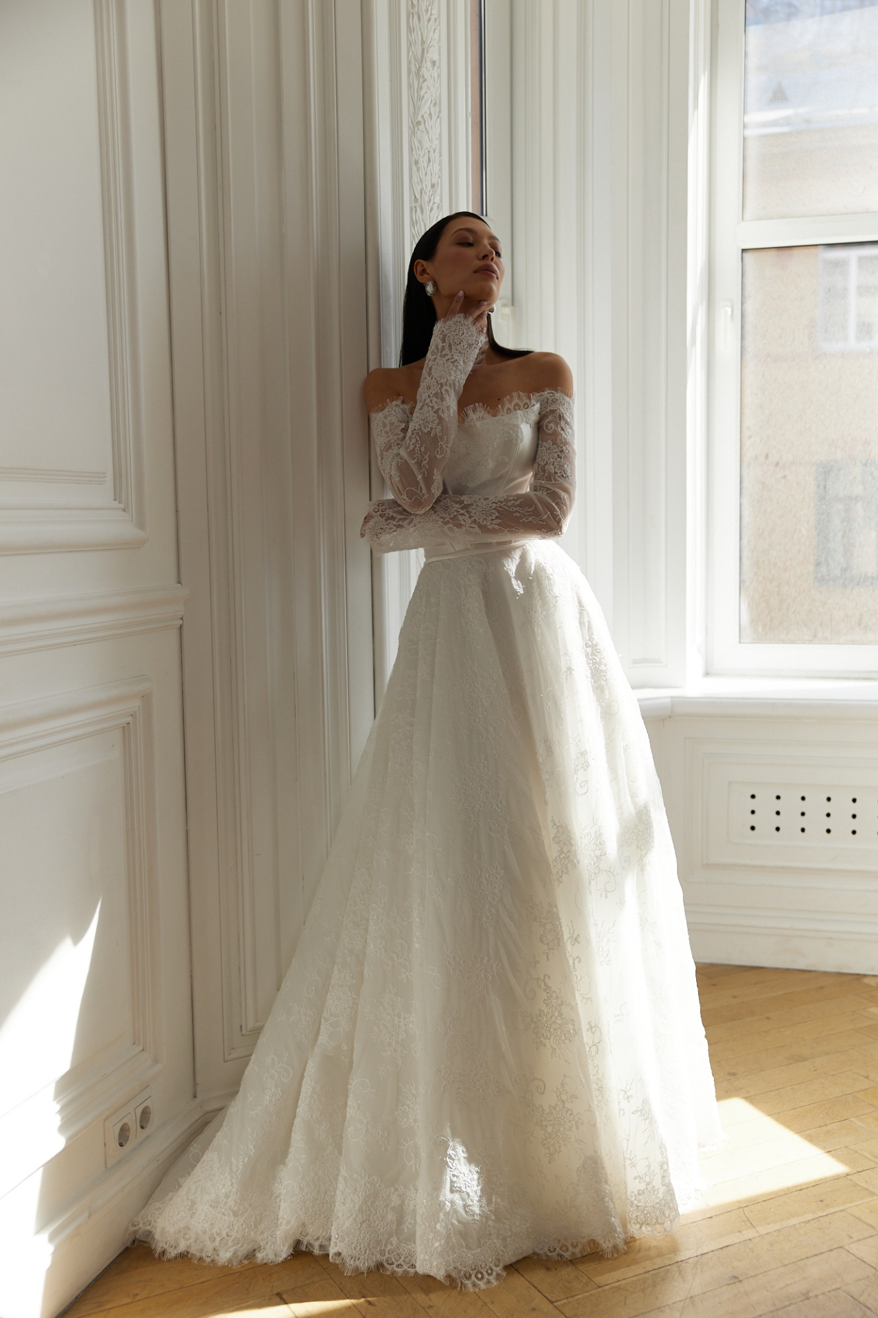 Кружевное свадебное платье с элементами атласа на корсете фото