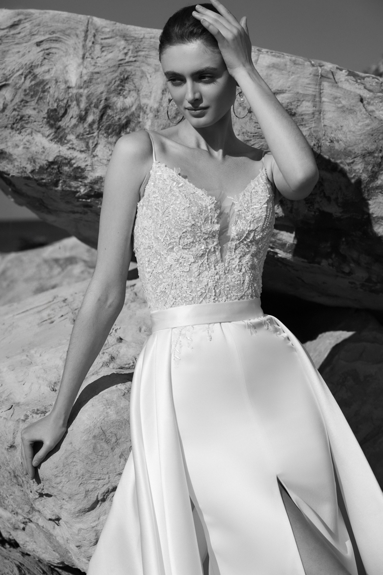 Сваденое платье рыбка с кружевным верхом на тонких бретелях фото