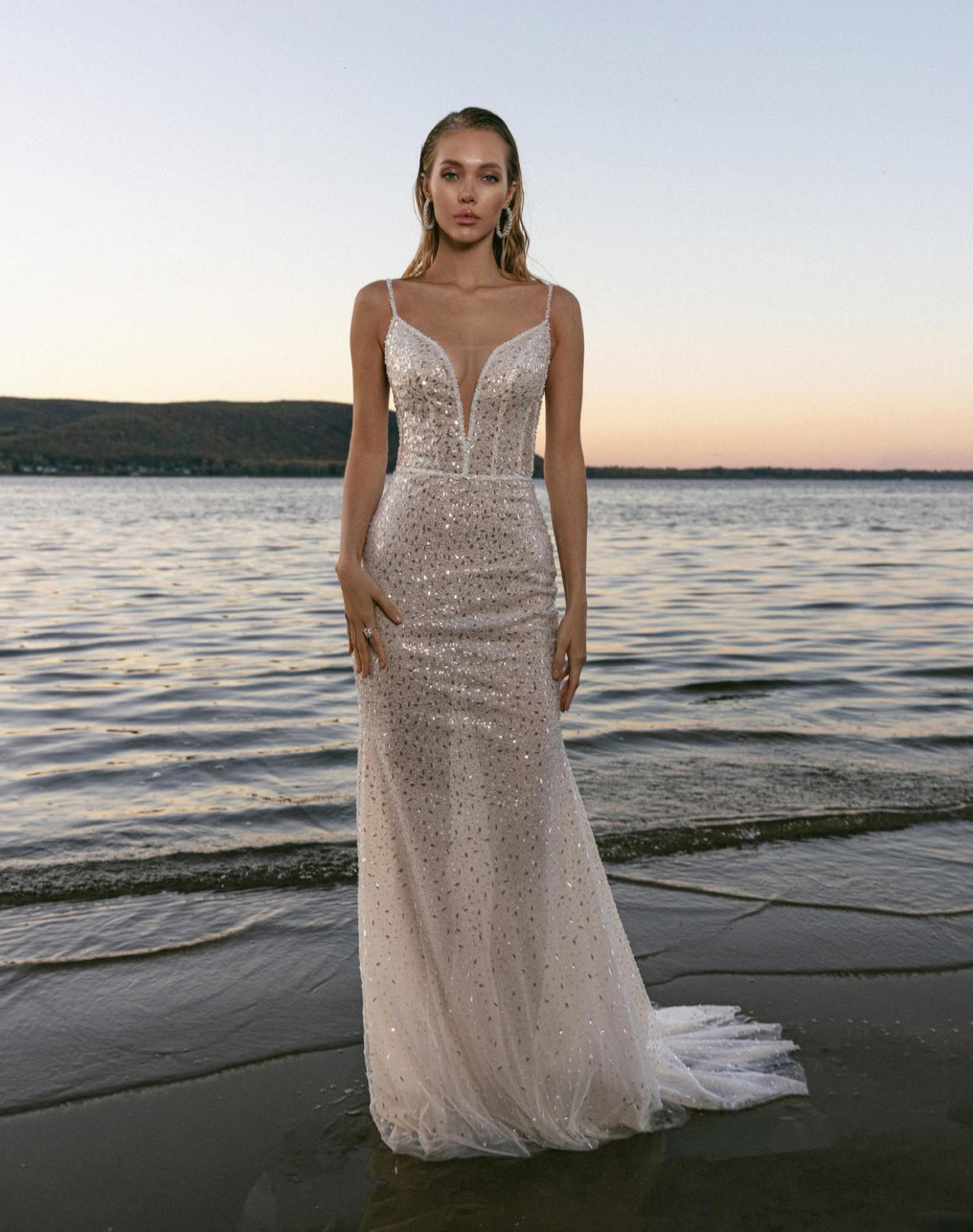 Красивое сверкающее свадебное платье фото